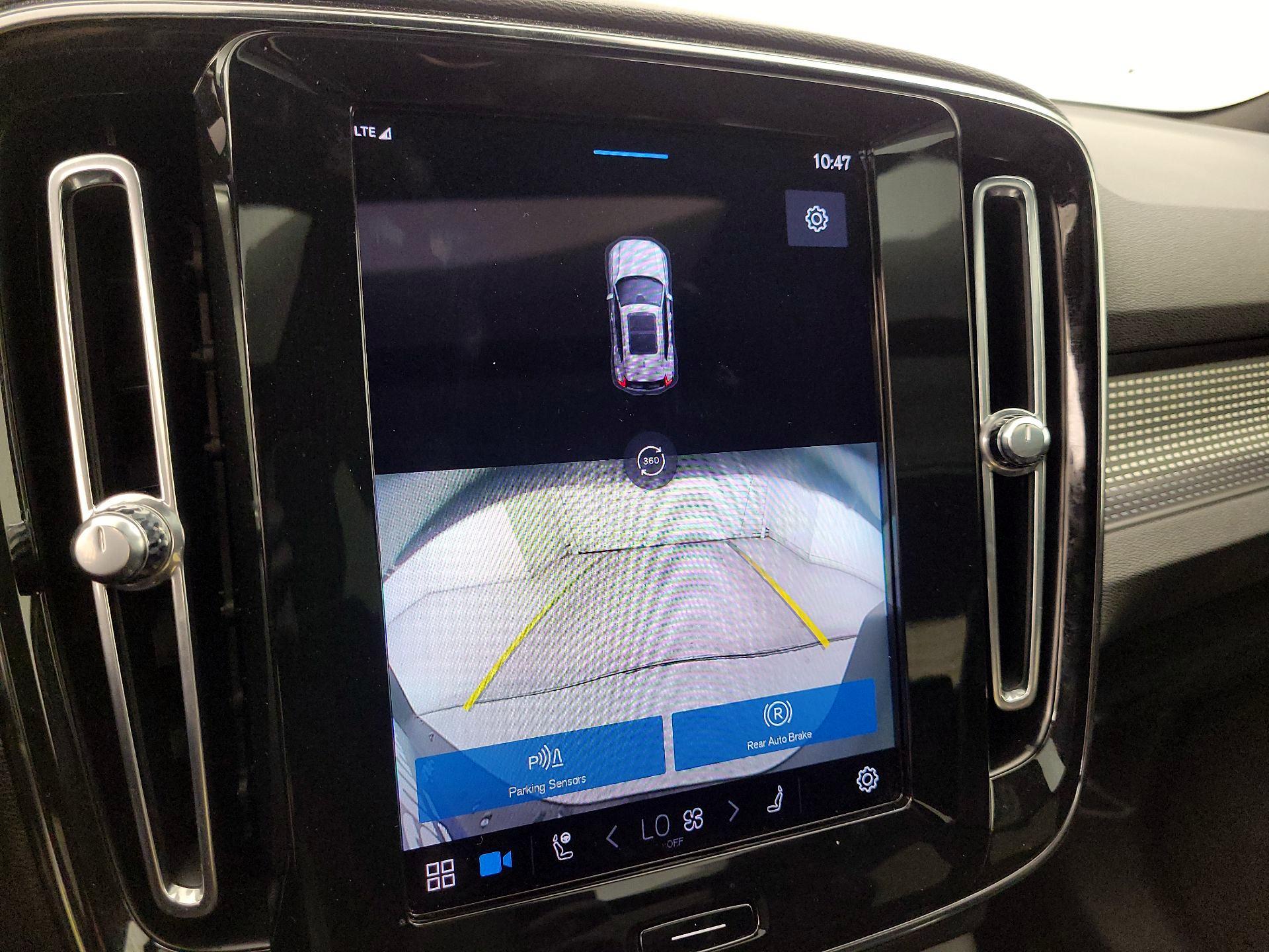 Thumbnail: 2021 Volvo XC40 - 14