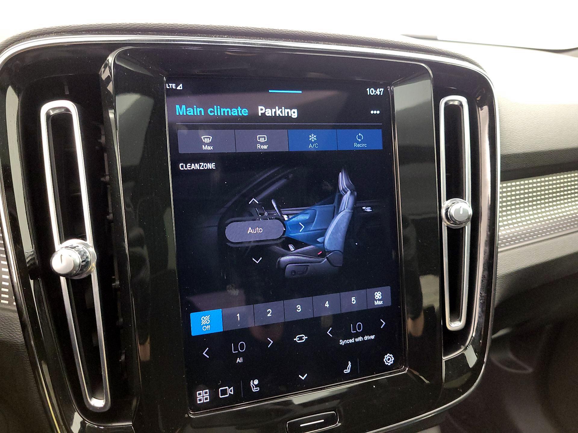 Thumbnail: 2021 Volvo XC40 - 16