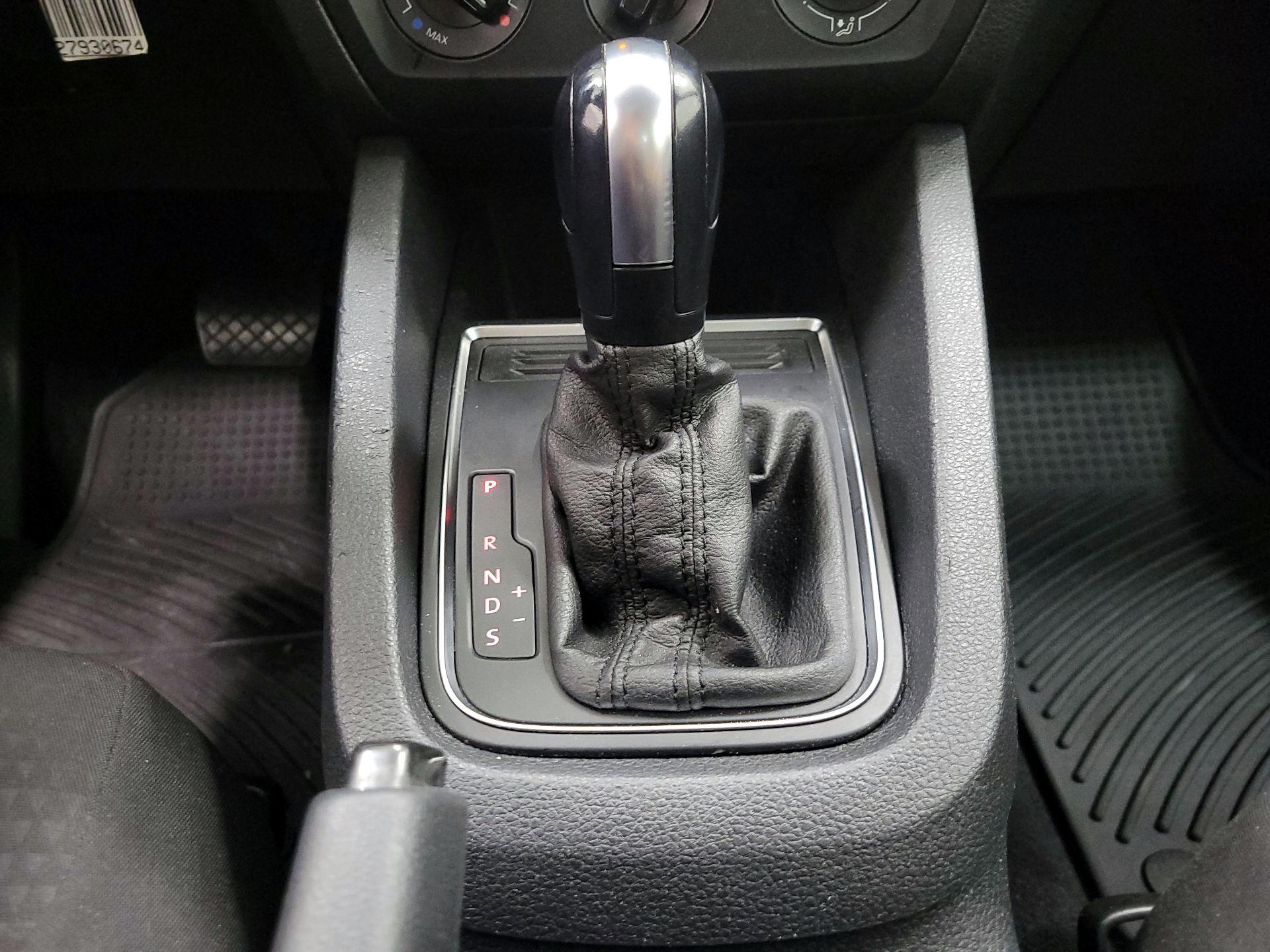 Thumbnail: 2015 Volkswagen Jetta - 16