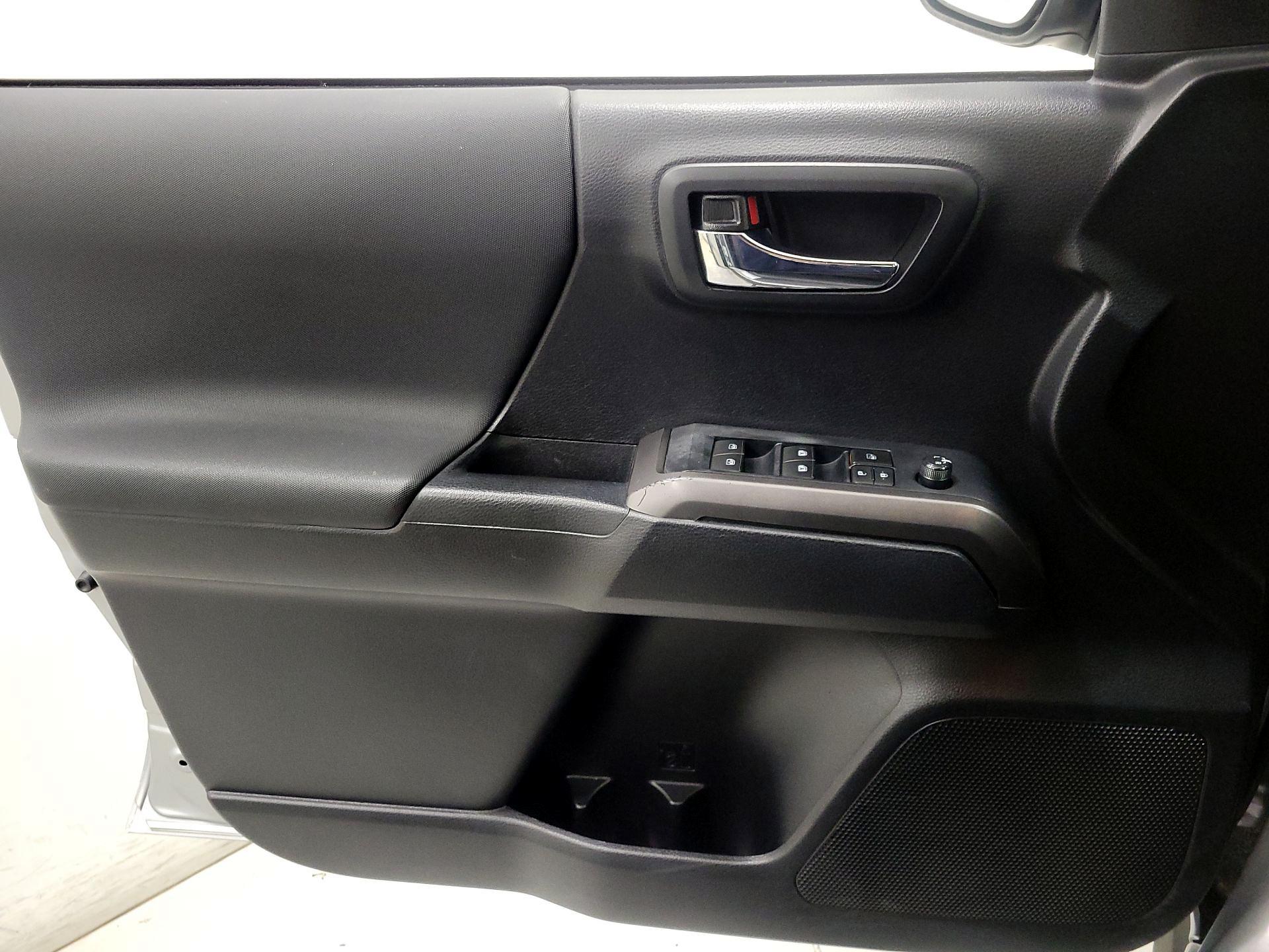 Thumbnail: 2019 Toyota Tacoma - 12