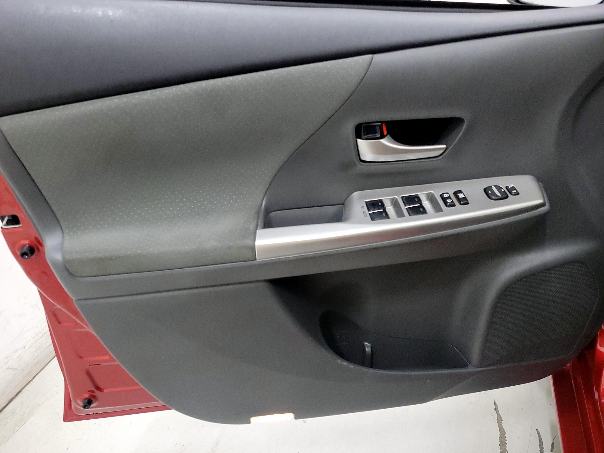 Thumbnail: 2014 Toyota Prius v - 12