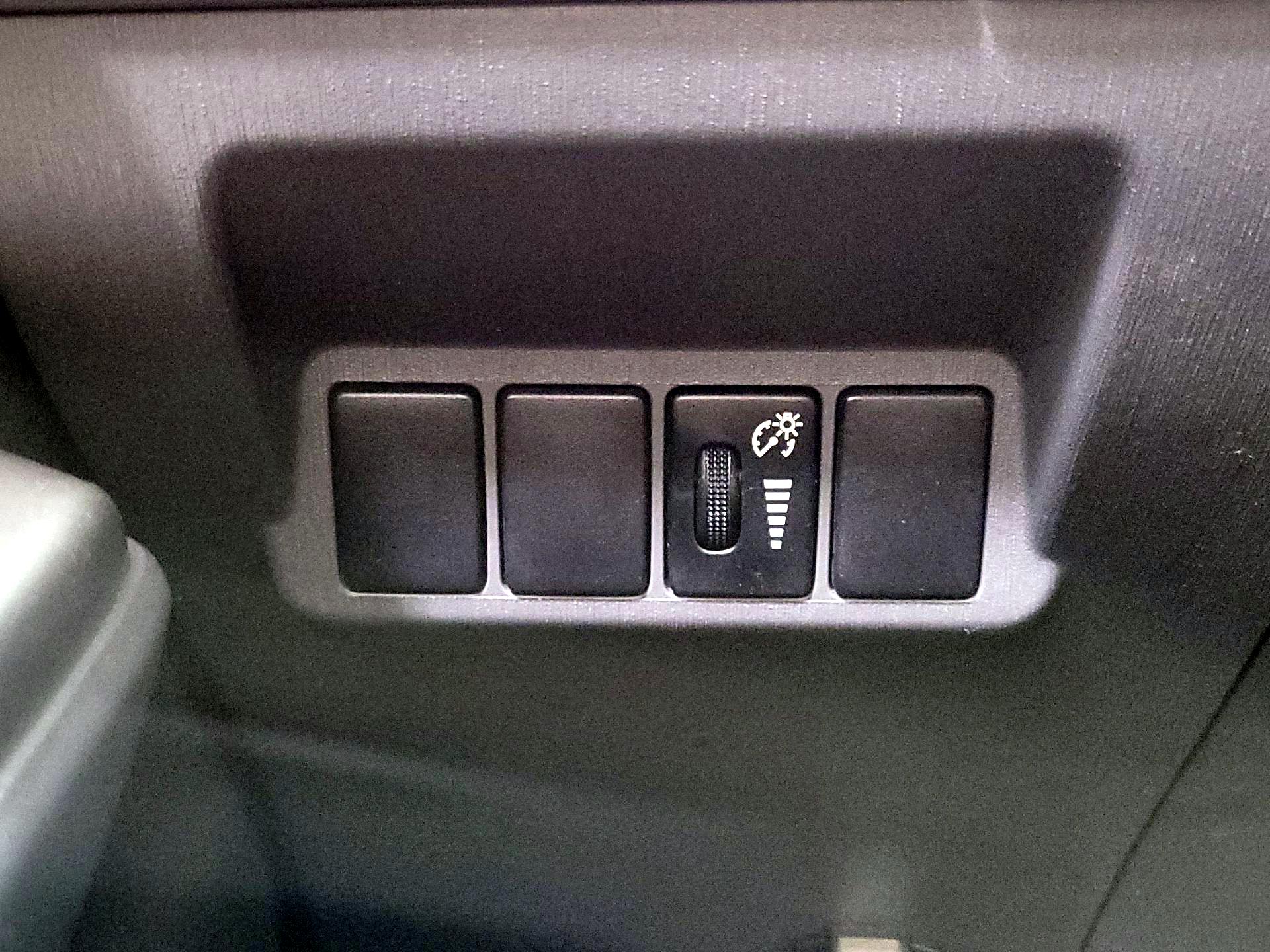 Thumbnail: 2014 Toyota Prius v - 13