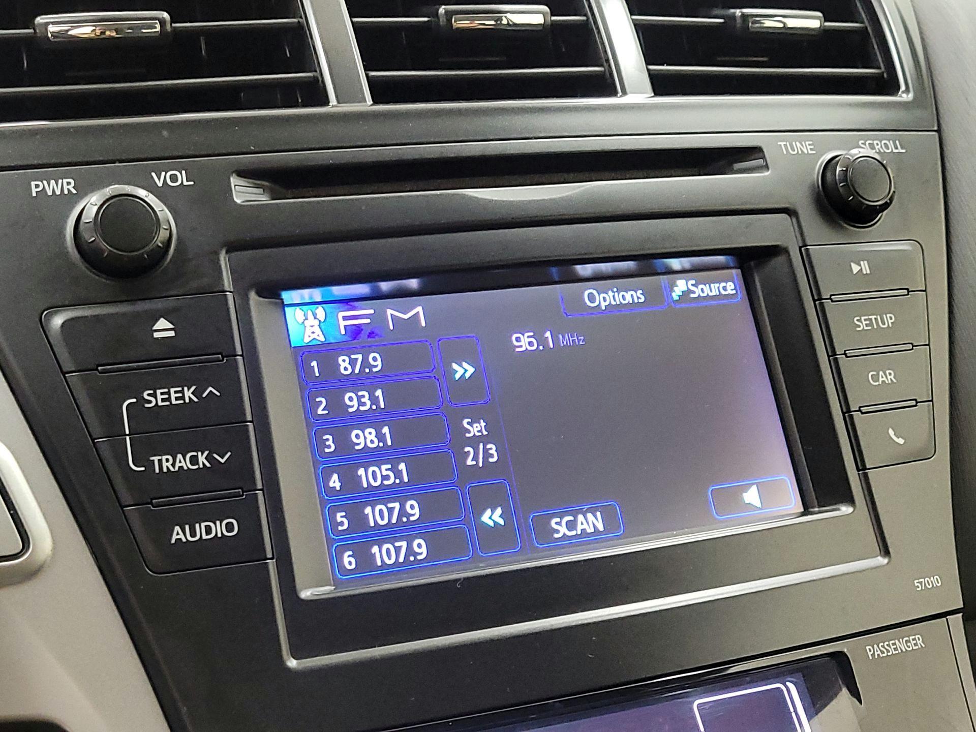 Thumbnail: 2014 Toyota Prius v - 15
