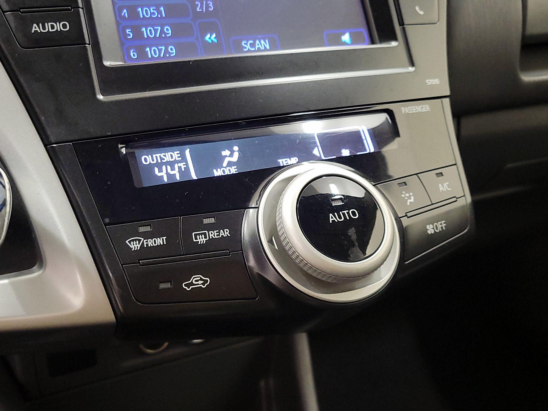 Thumbnail: 2014 Toyota Prius v - 16