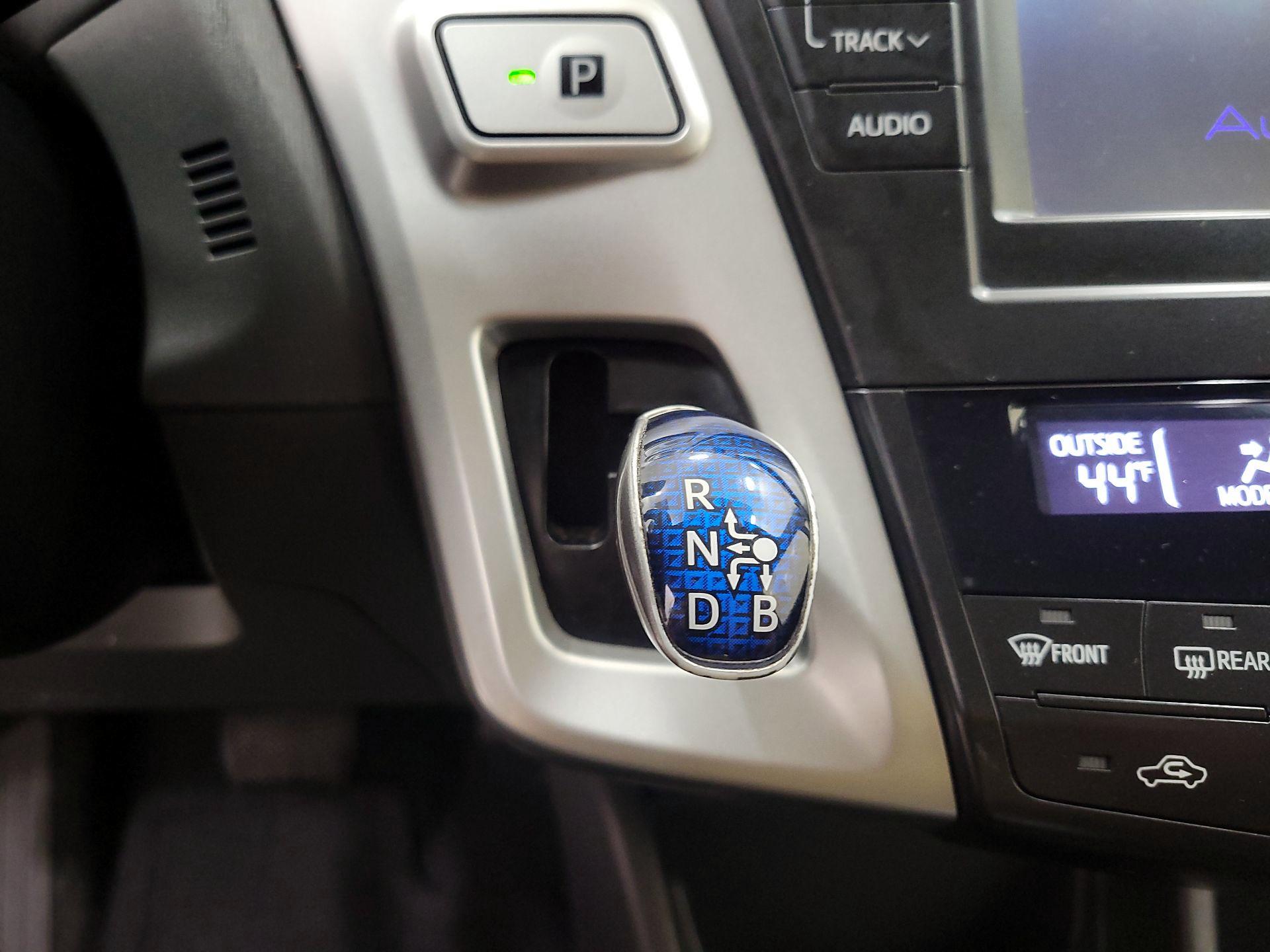 Thumbnail: 2014 Toyota Prius v - 17