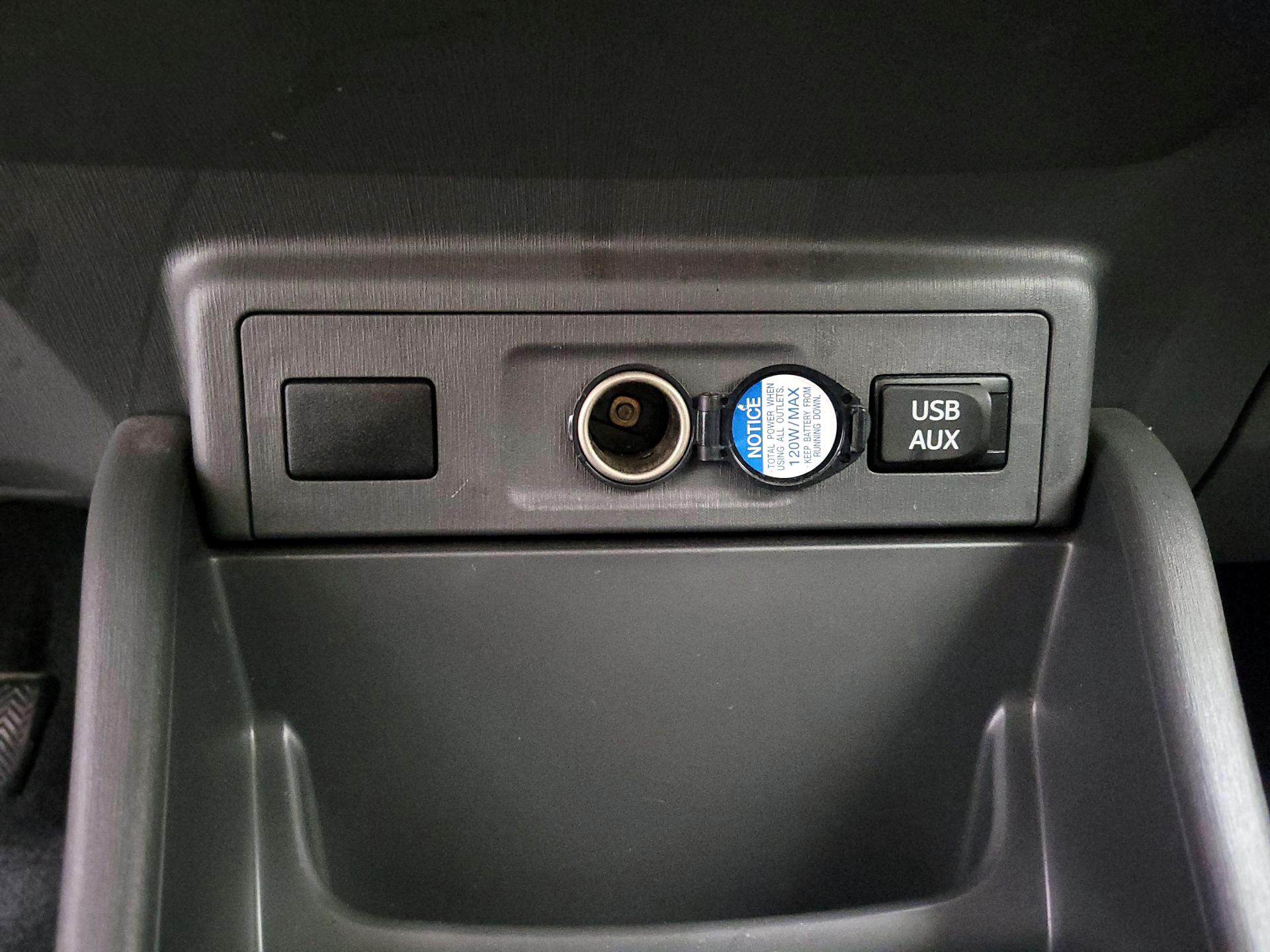 Thumbnail: 2014 Toyota Prius v - 18