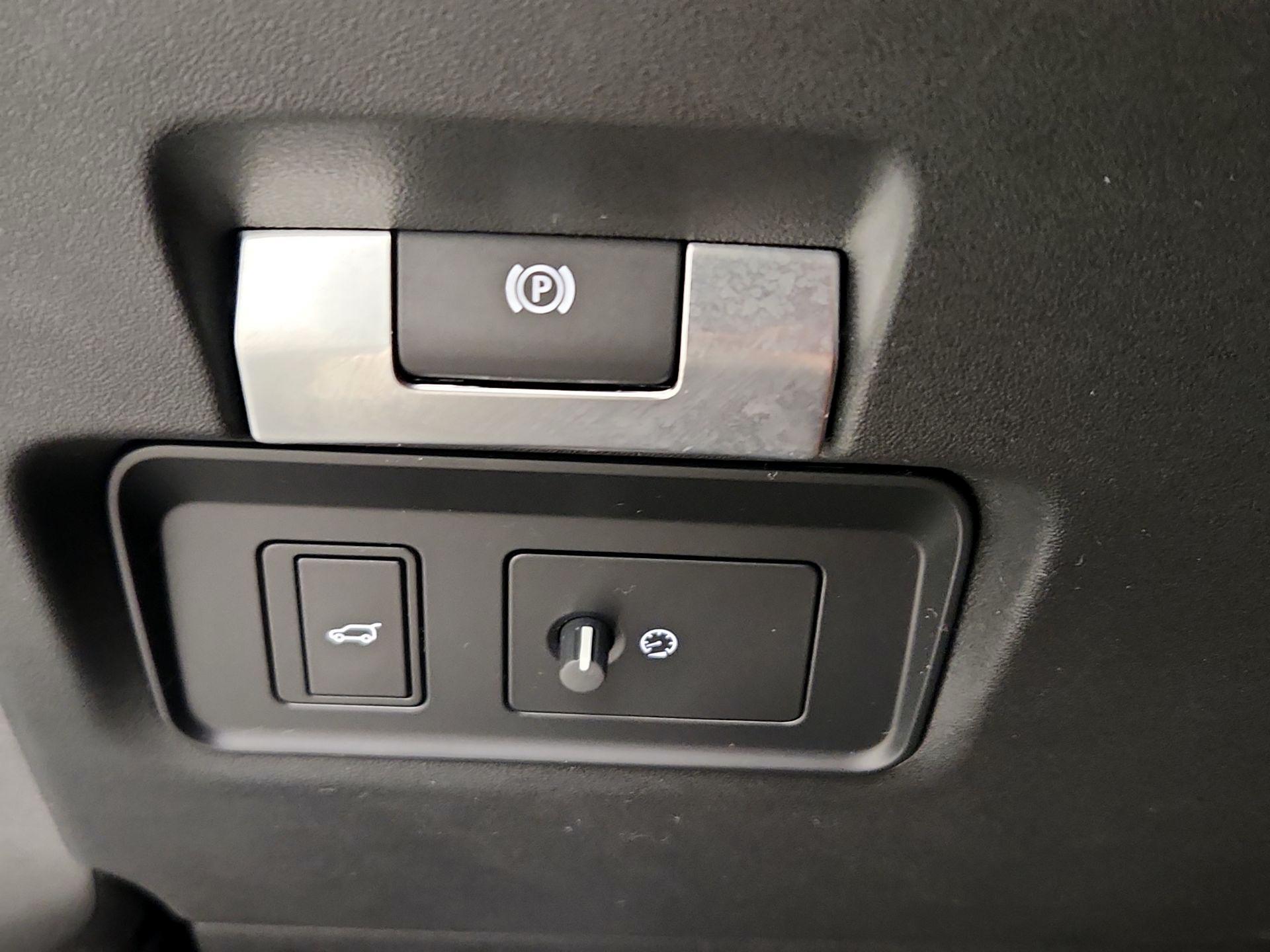 Thumbnail: 2022 Land Rover Discovery Sport - 13