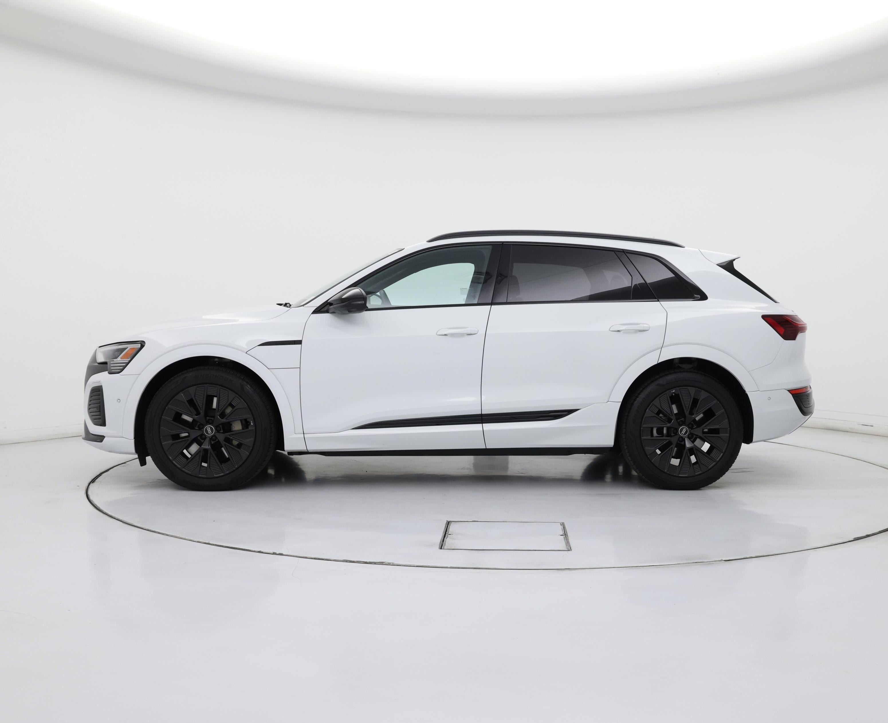 Thumbnail: 2024 Audi Q8 e-tron - 3