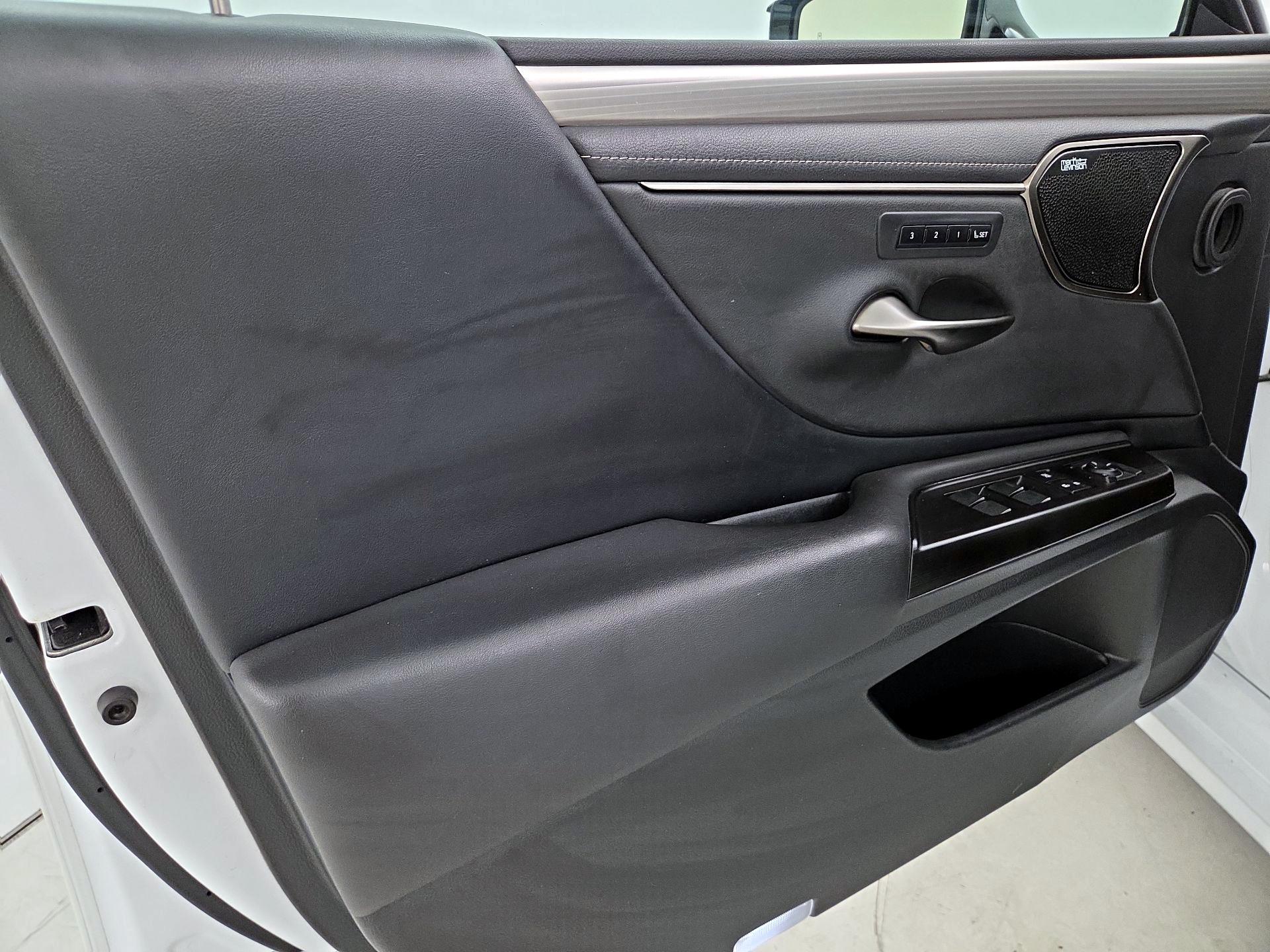 Thumbnail: 2019 Lexus ES - 12