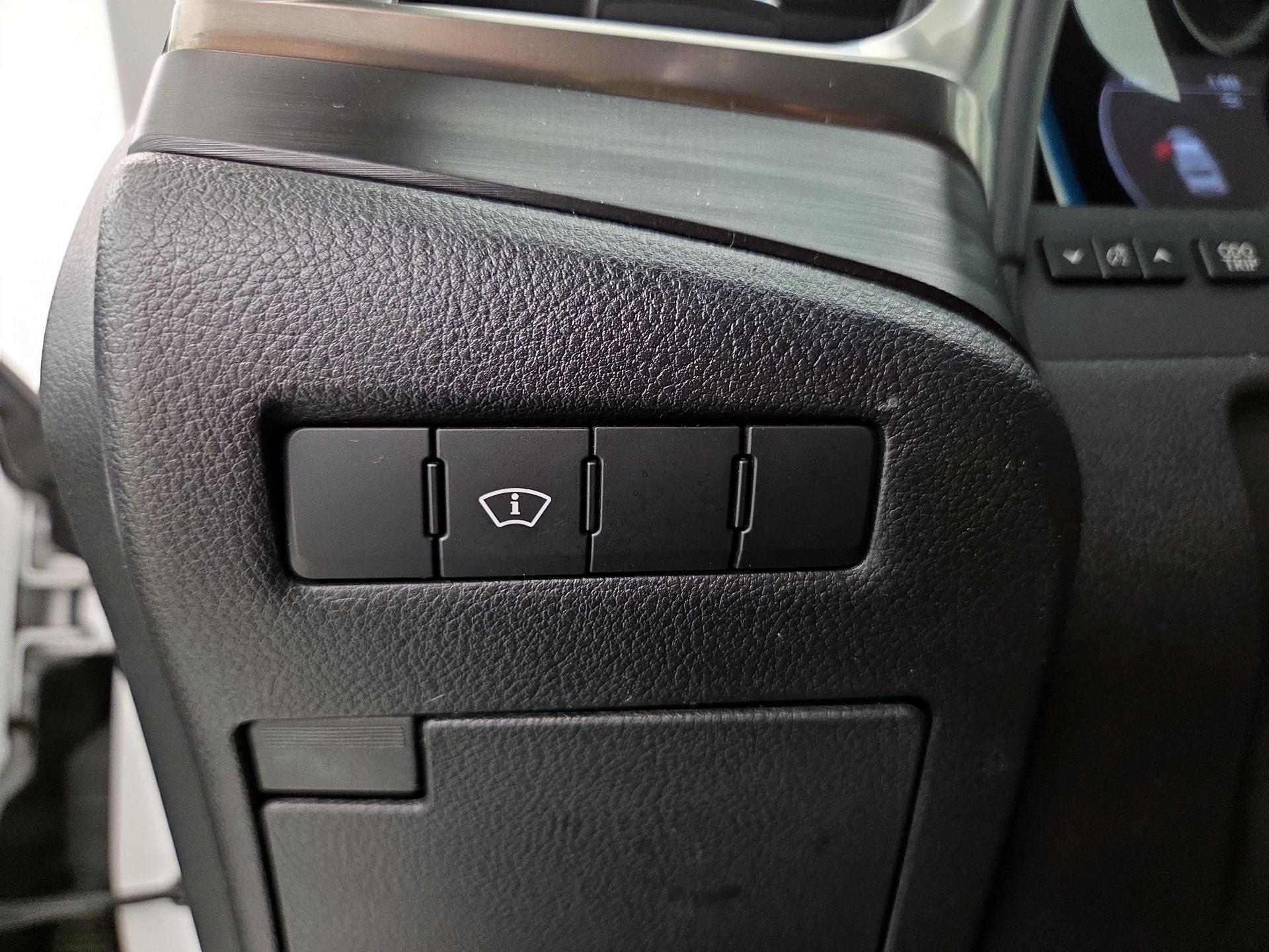 Thumbnail: 2019 Lexus ES - 13