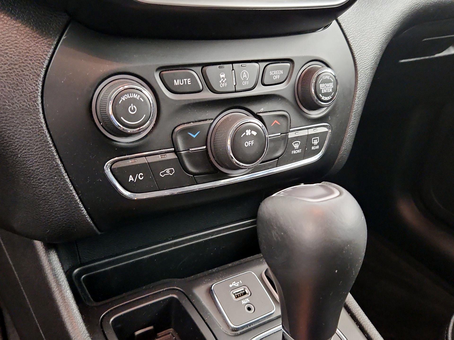 Thumbnail: 2020 Jeep Cherokee - 16