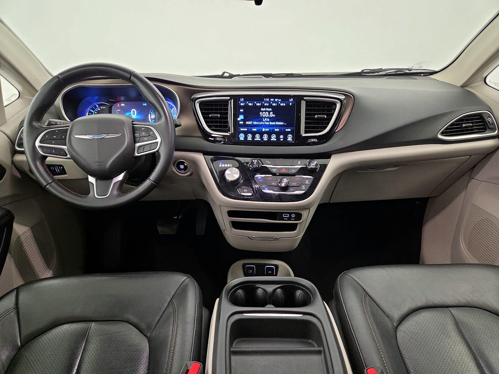 Thumbnail: 2017 Chrysler Pacifica - 9