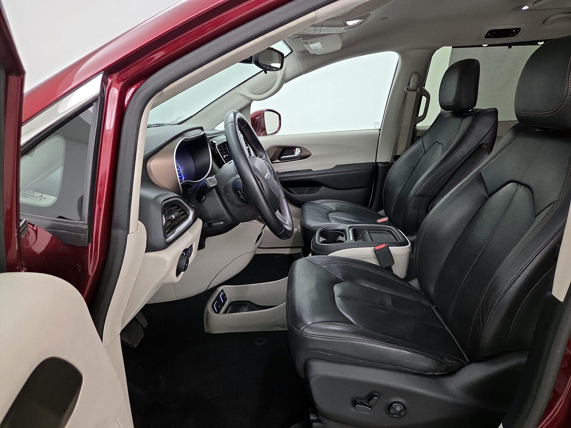 Thumbnail: 2017 Chrysler Pacifica - 11