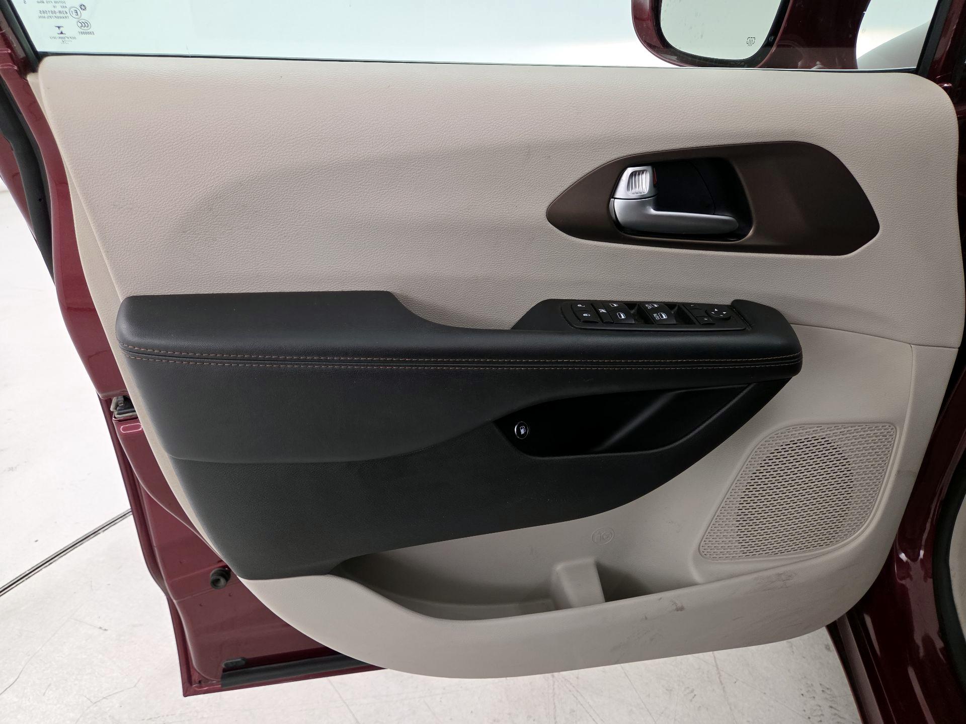 Thumbnail: 2017 Chrysler Pacifica - 12