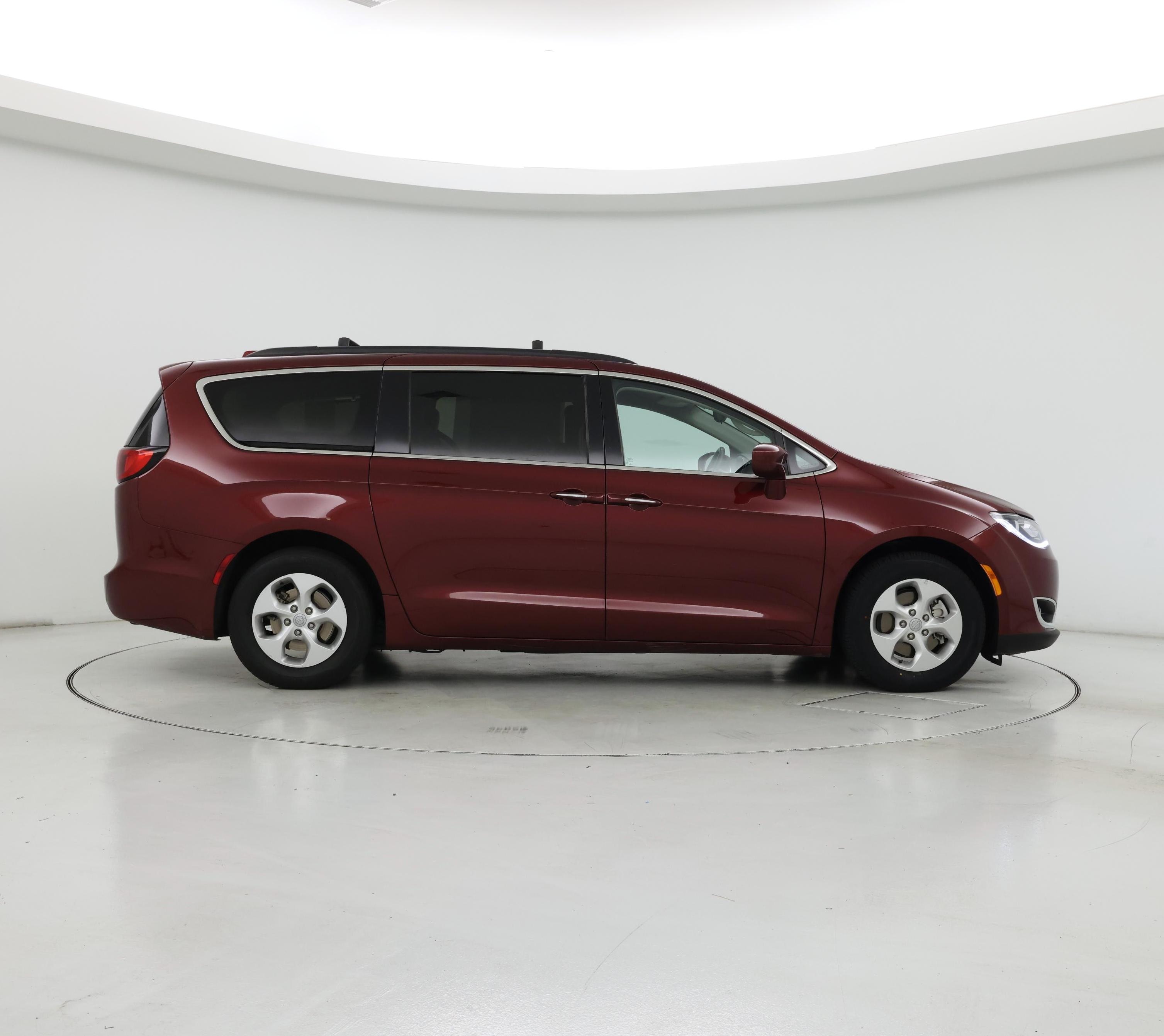 Thumbnail: 2017 Chrysler Pacifica - 7