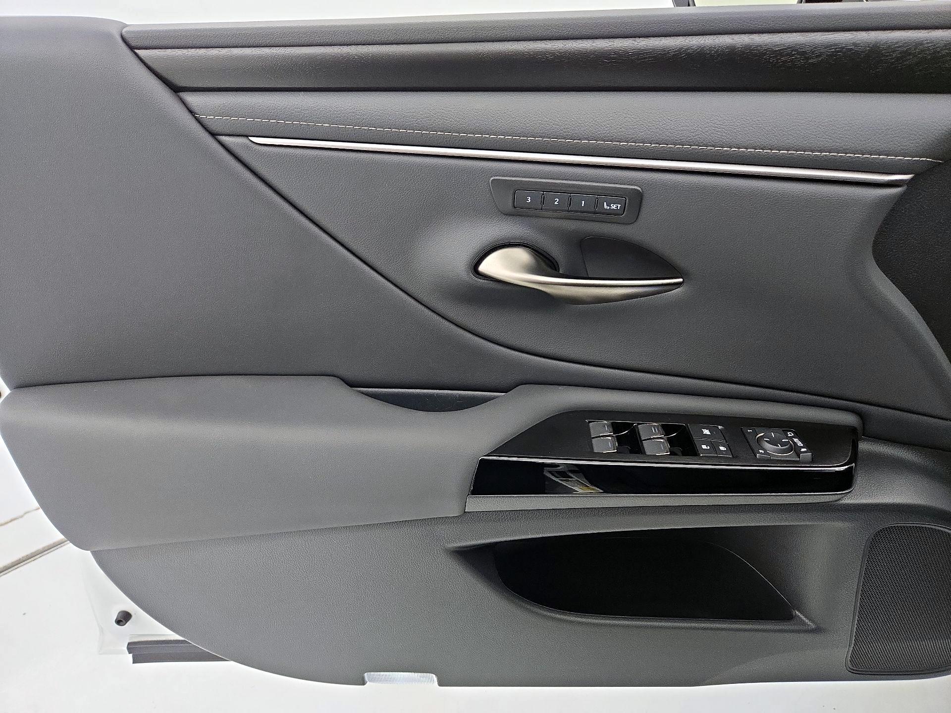 Thumbnail: 2025 Lexus ES - 12