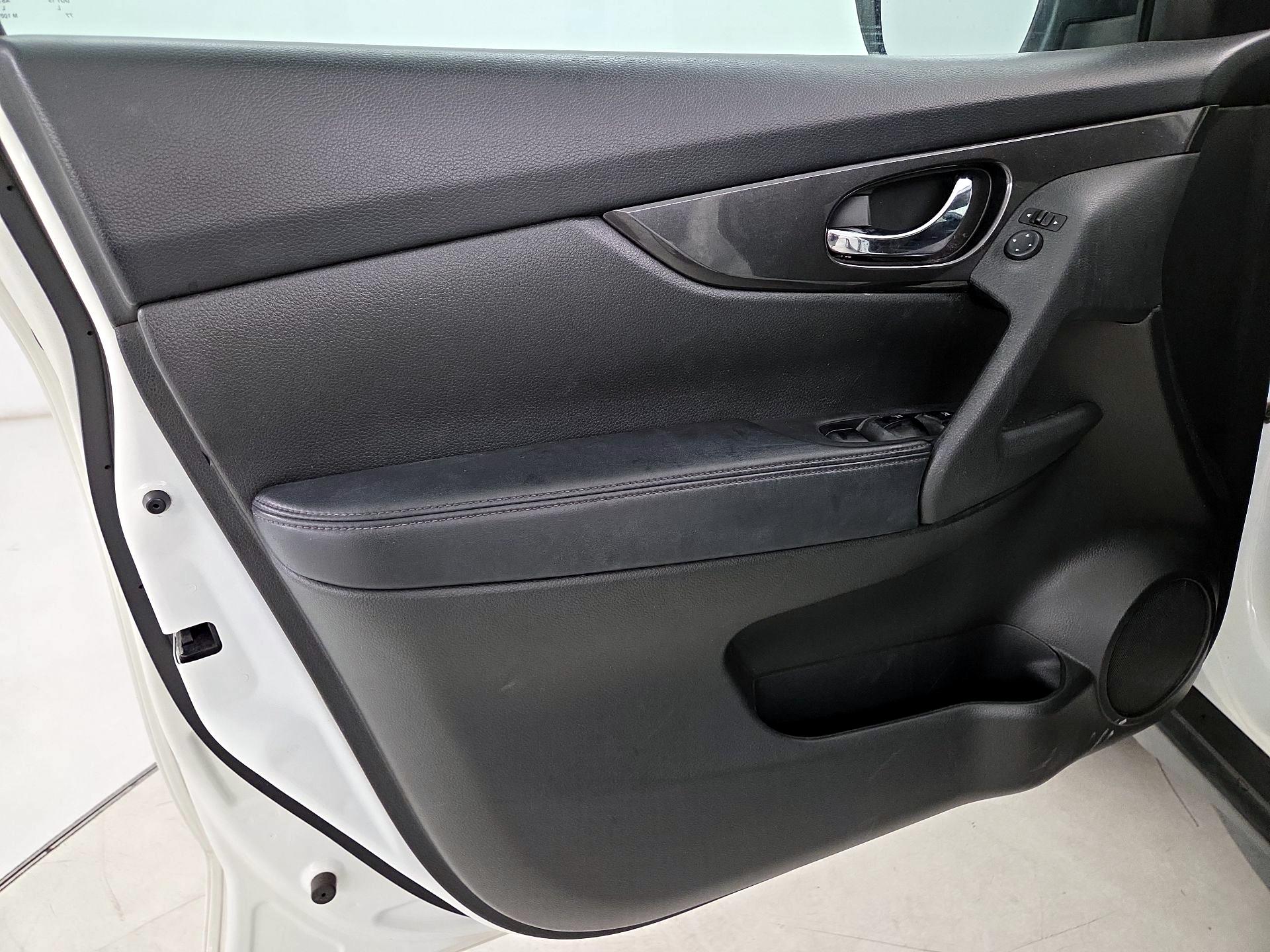 Thumbnail: 2017 Nissan Rogue - 12