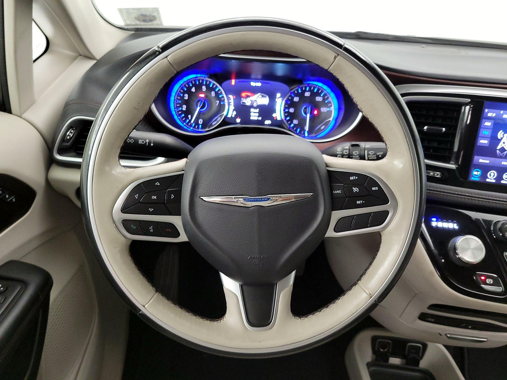 Thumbnail: 2018 Chrysler Pacifica - 10