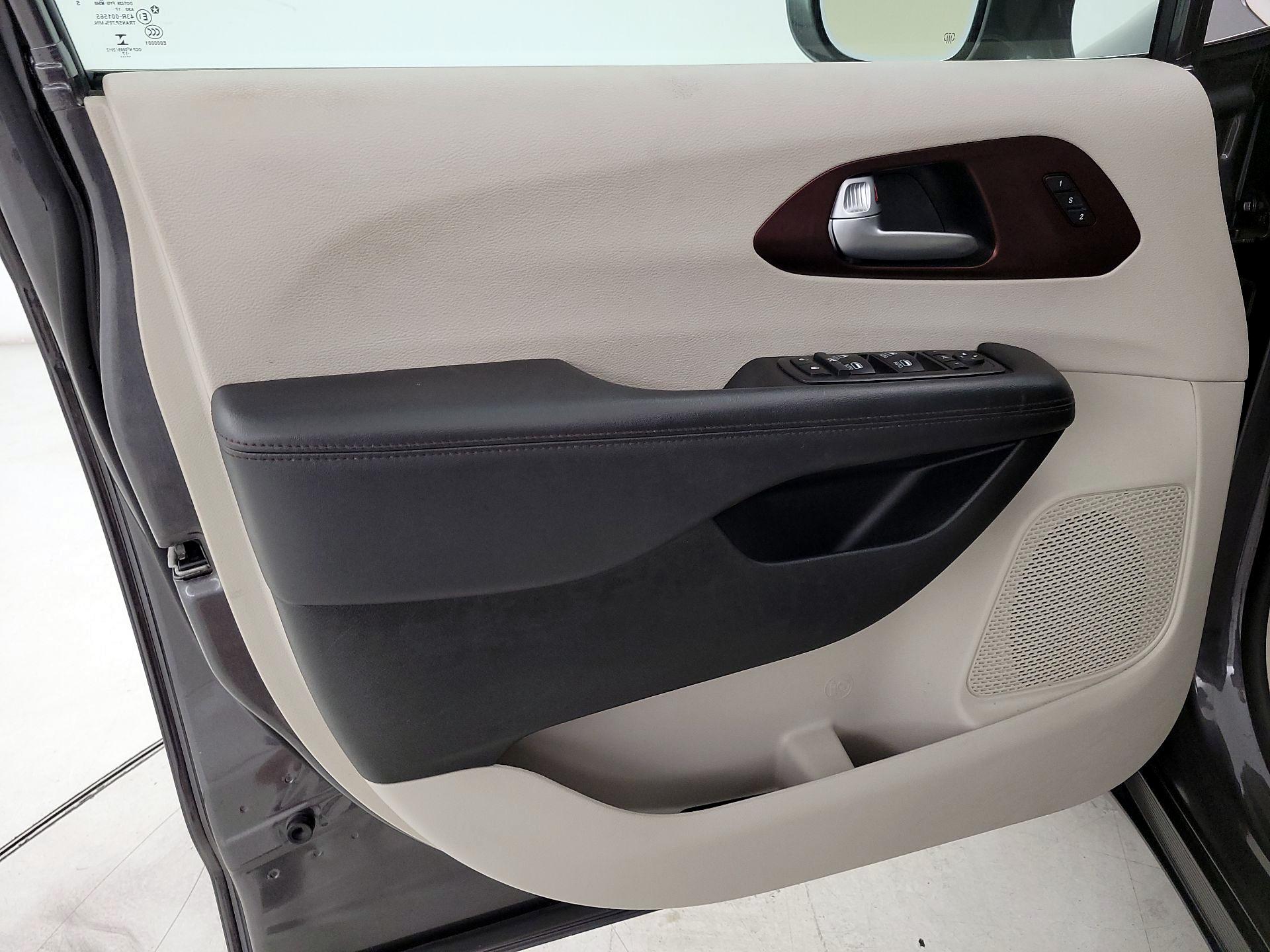 Thumbnail: 2018 Chrysler Pacifica - 12