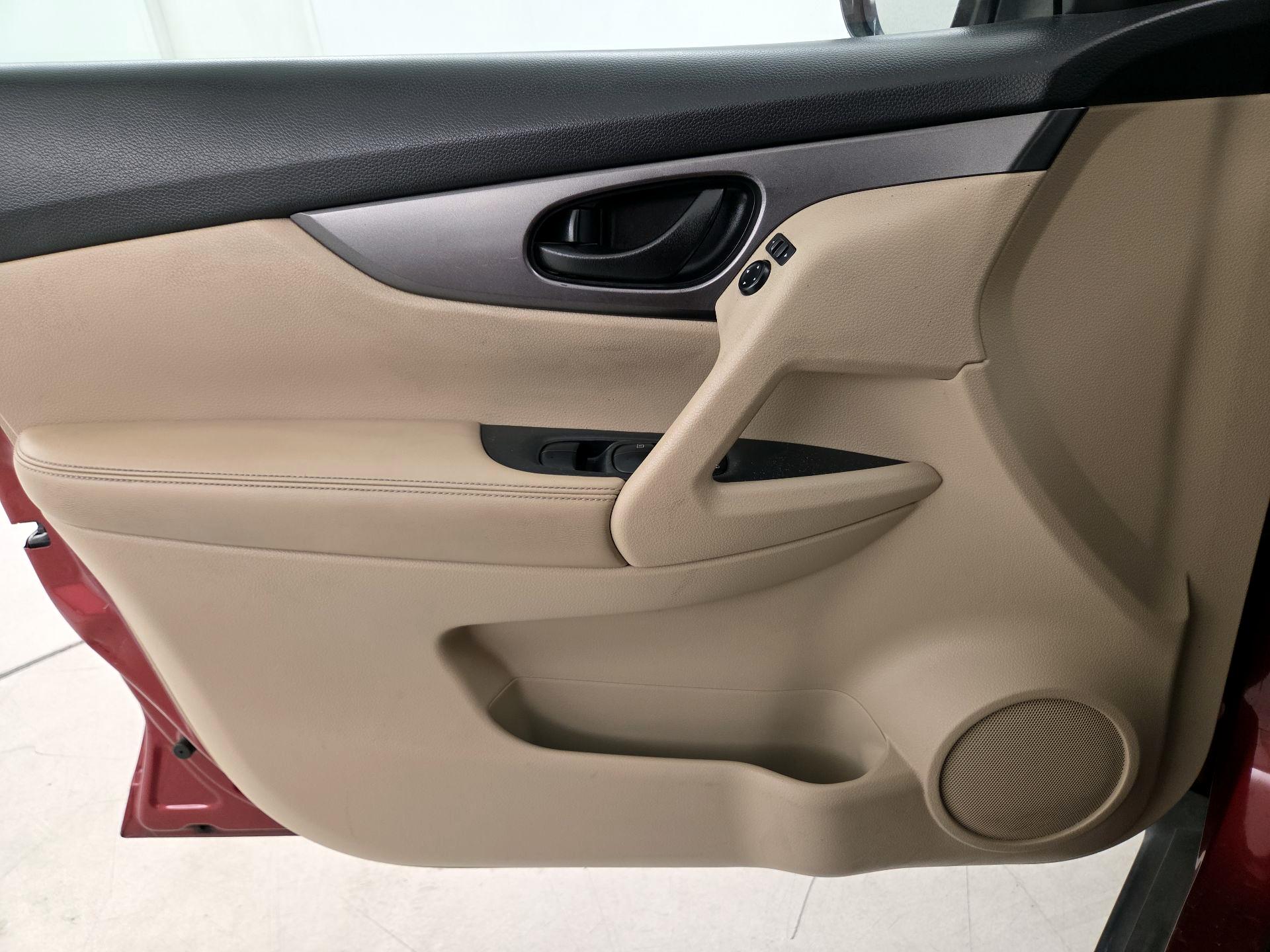 Thumbnail: 2016 Nissan Rogue - 12