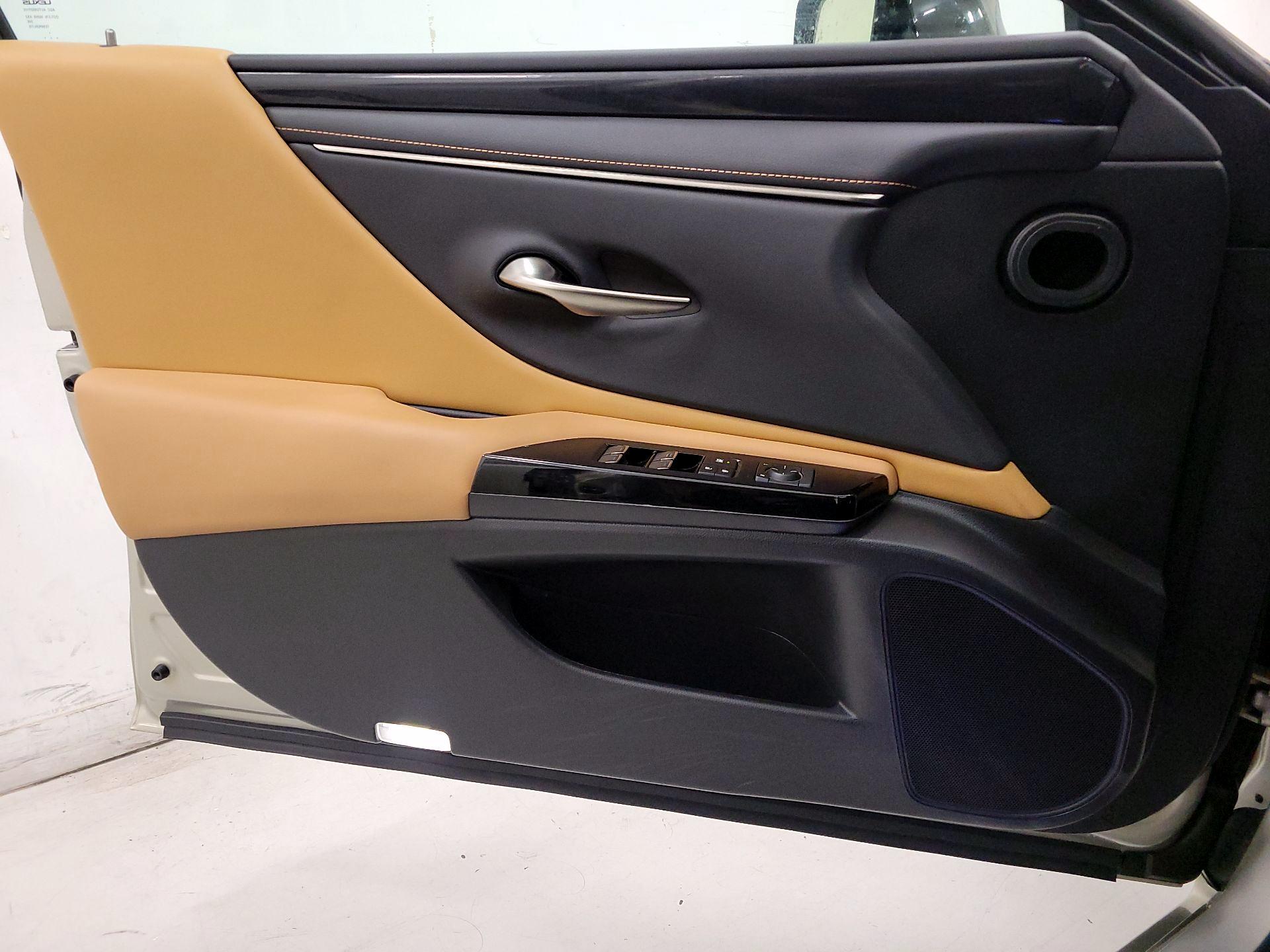 Thumbnail: 2022 Lexus ES - 12