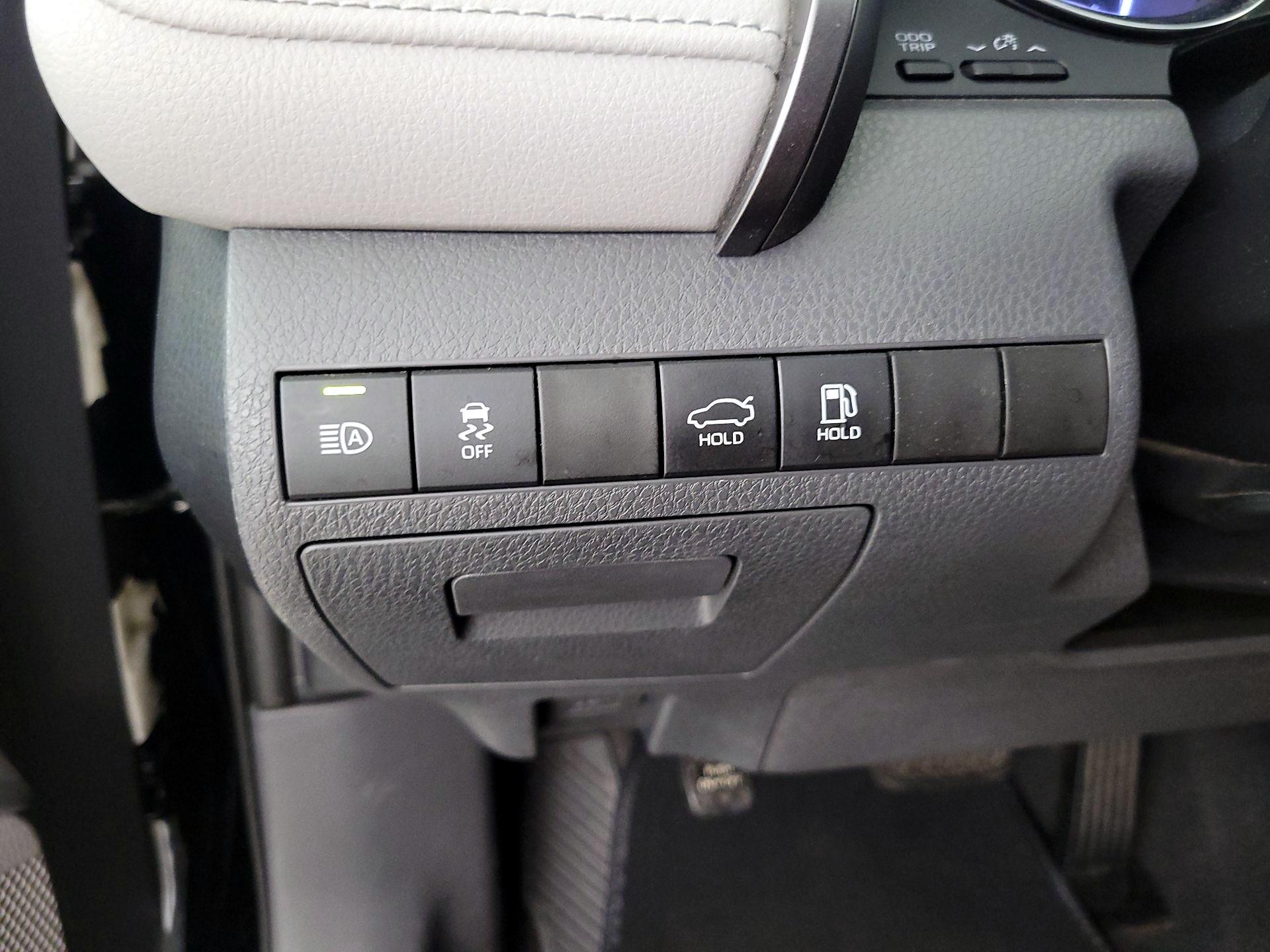 Thumbnail: 2019 Toyota Camry - 13