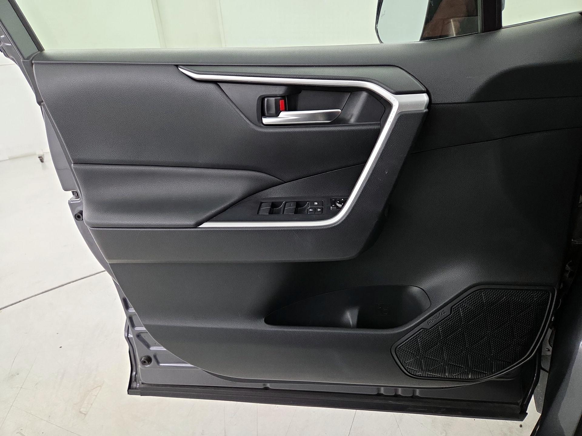 Thumbnail: 2019 Toyota RAV4 - 12
