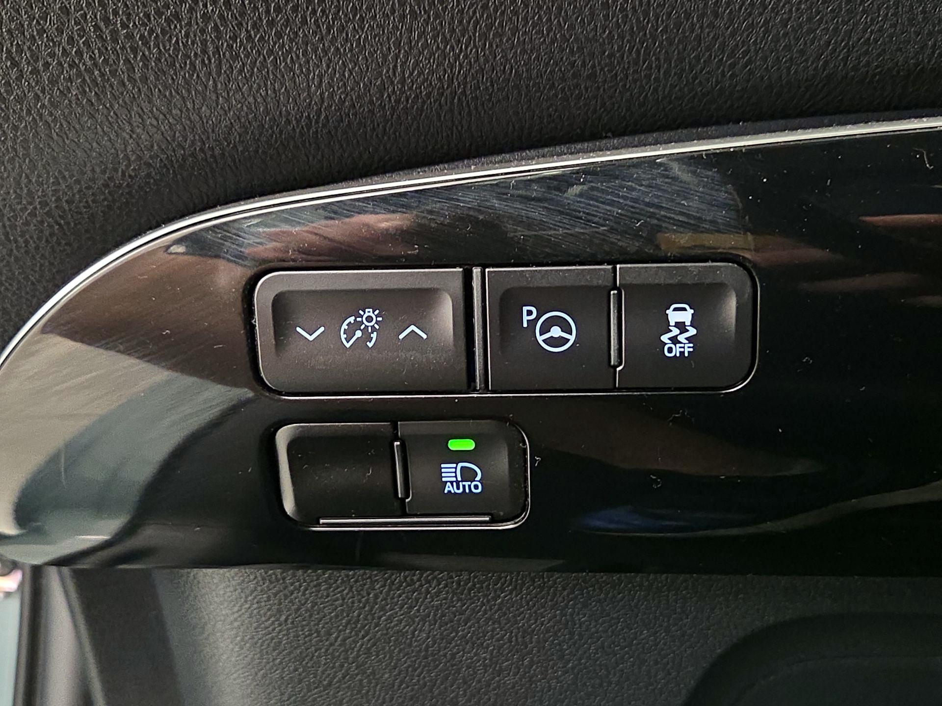 Thumbnail: 2019 Toyota Prius - 13
