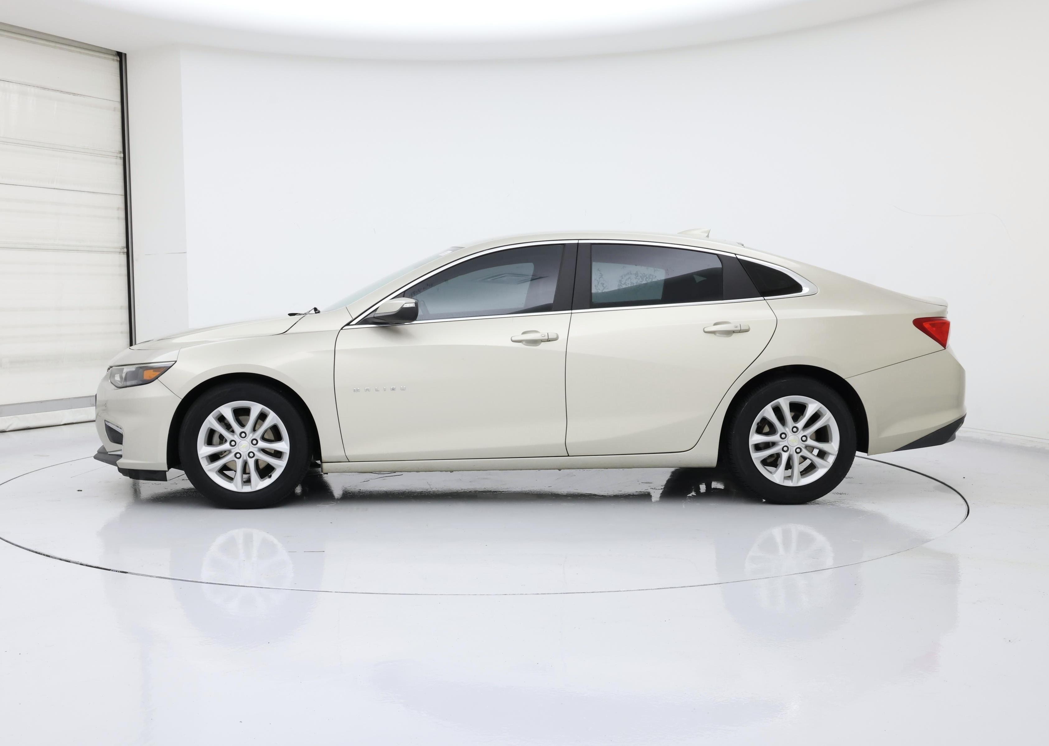 Thumbnail: 2016 Chevrolet Malibu - 3