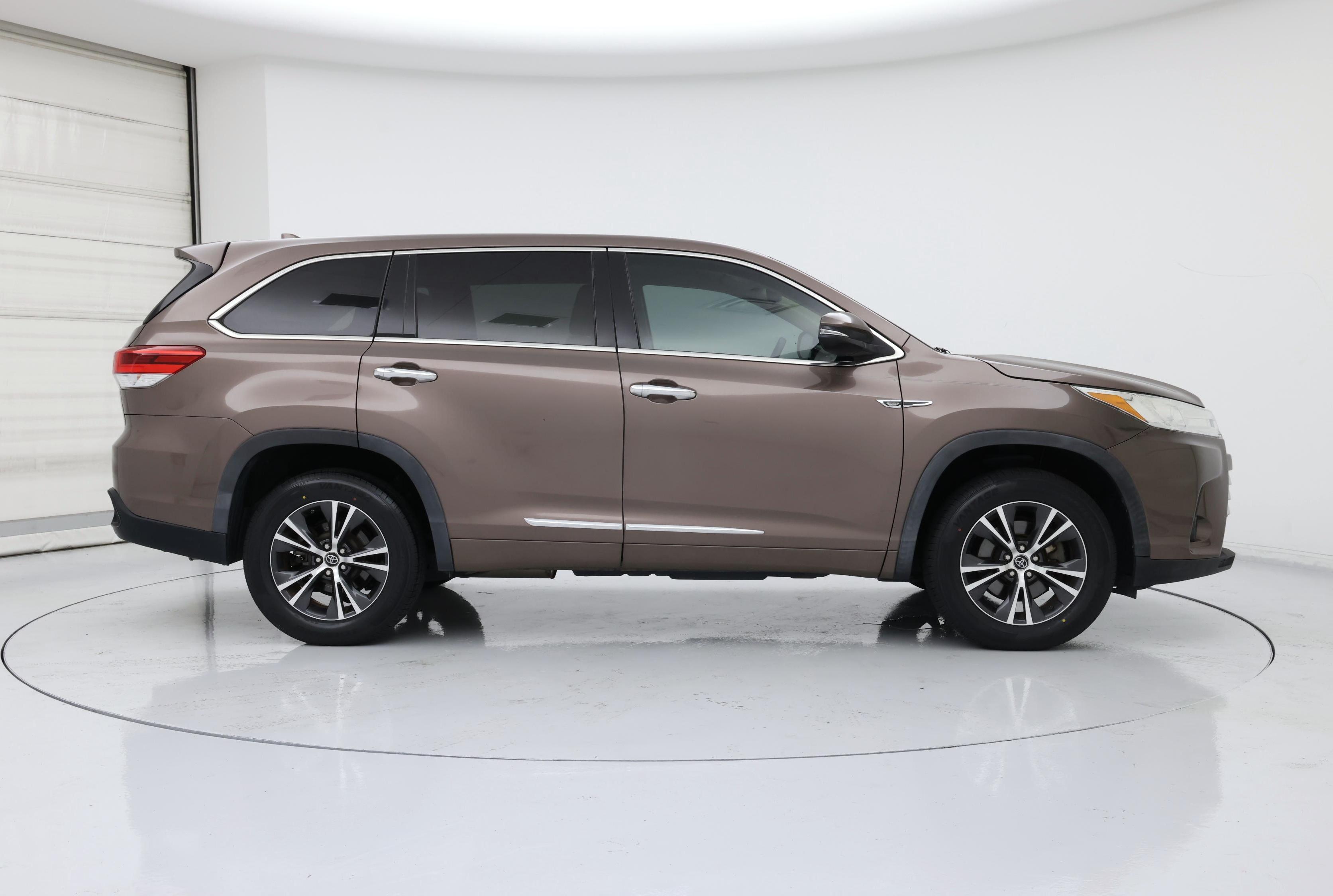 Thumbnail: 2017 Toyota Highlander - 7