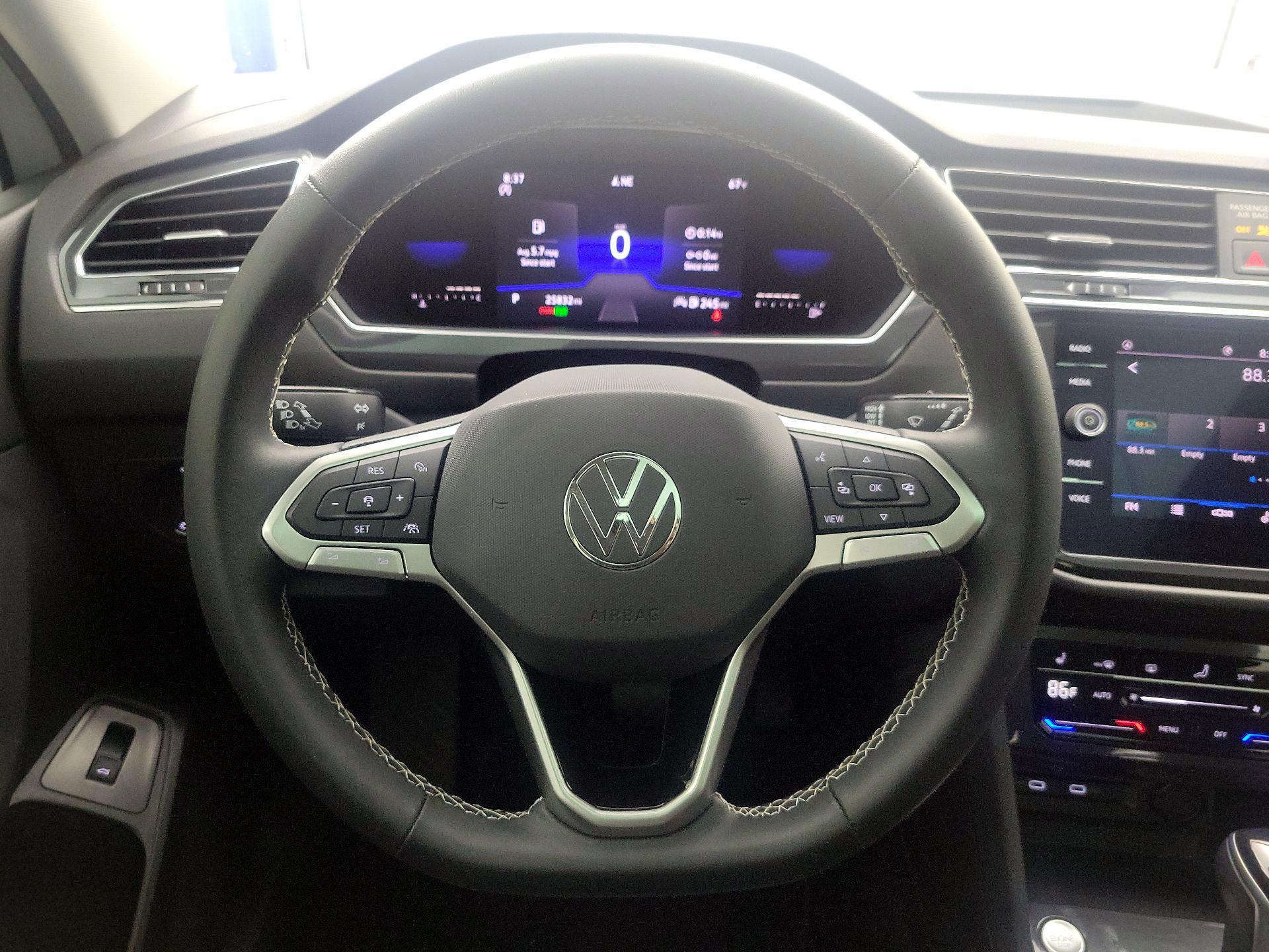 Thumbnail: 2022 Volkswagen Tiguan - 10