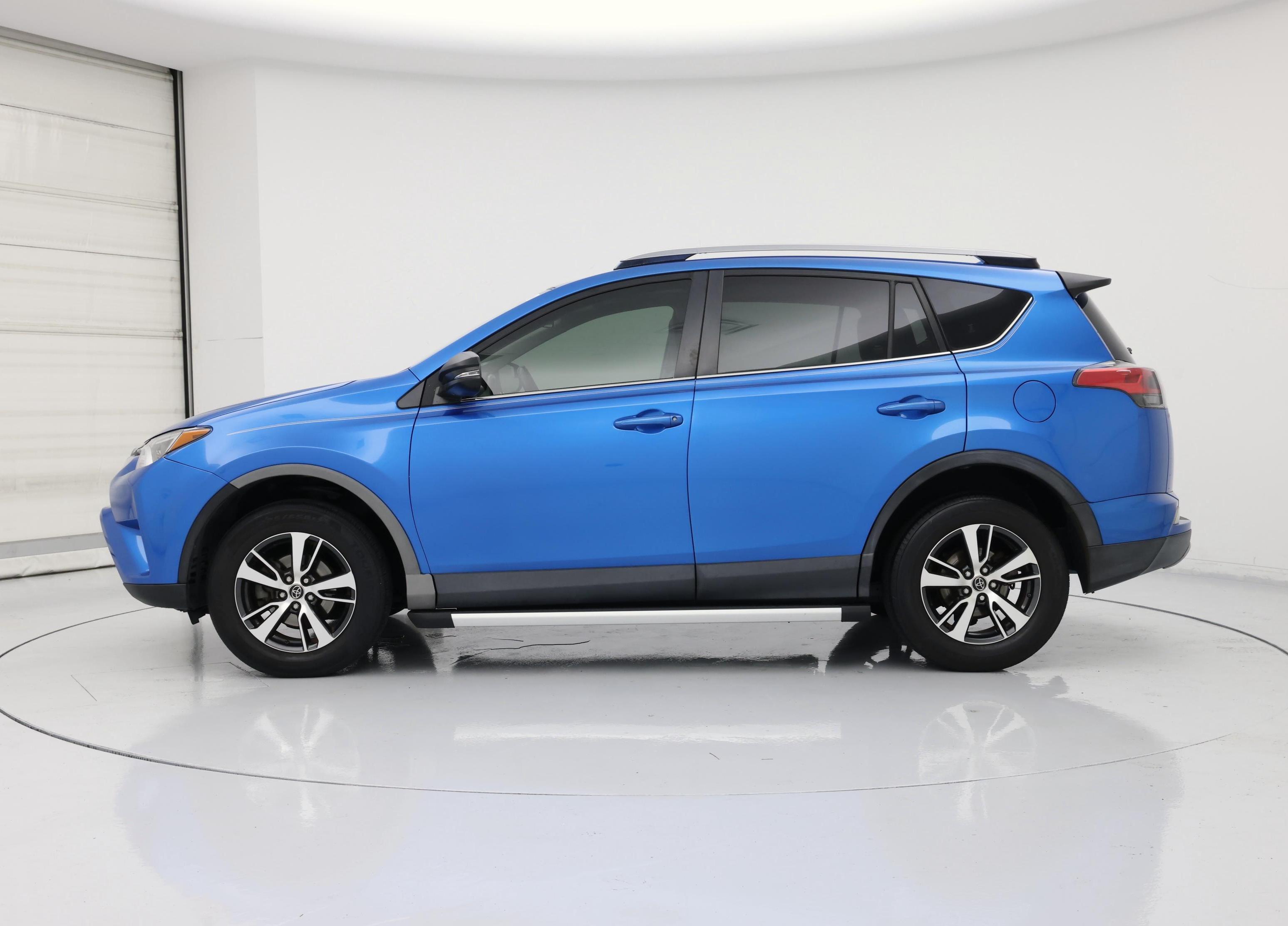 Thumbnail: 2017 Toyota RAV4 - 3