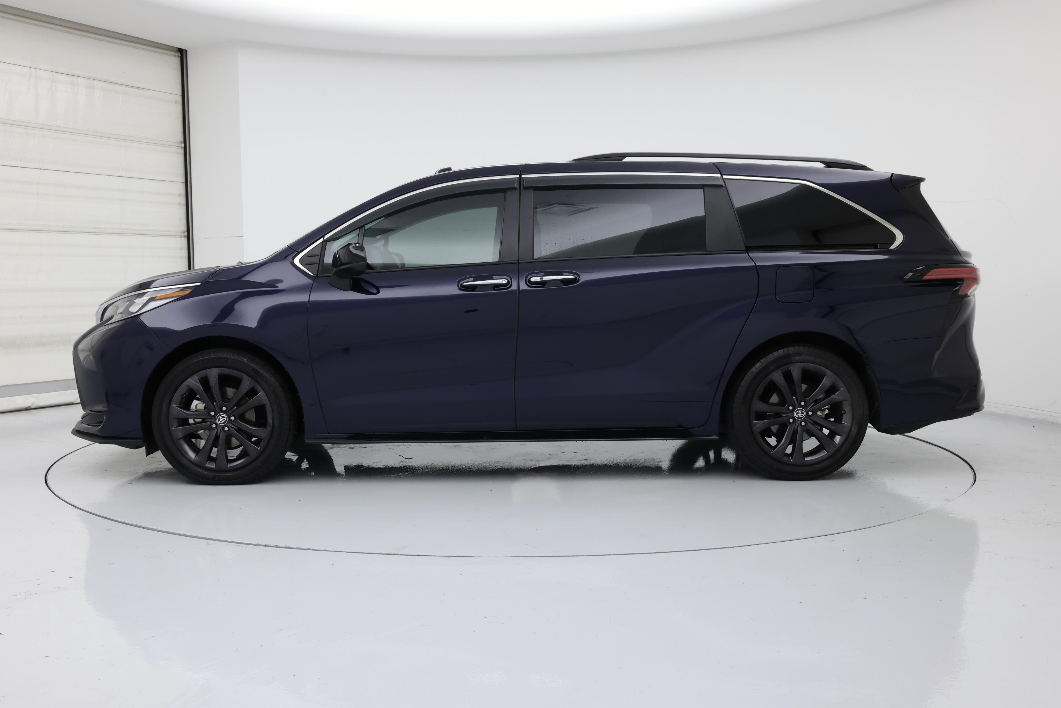 Thumbnail: 2022 Toyota Sienna - 3