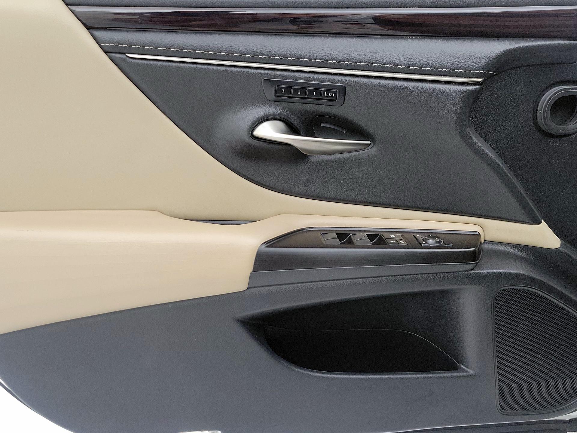 Thumbnail: 2019 Lexus ES - 12