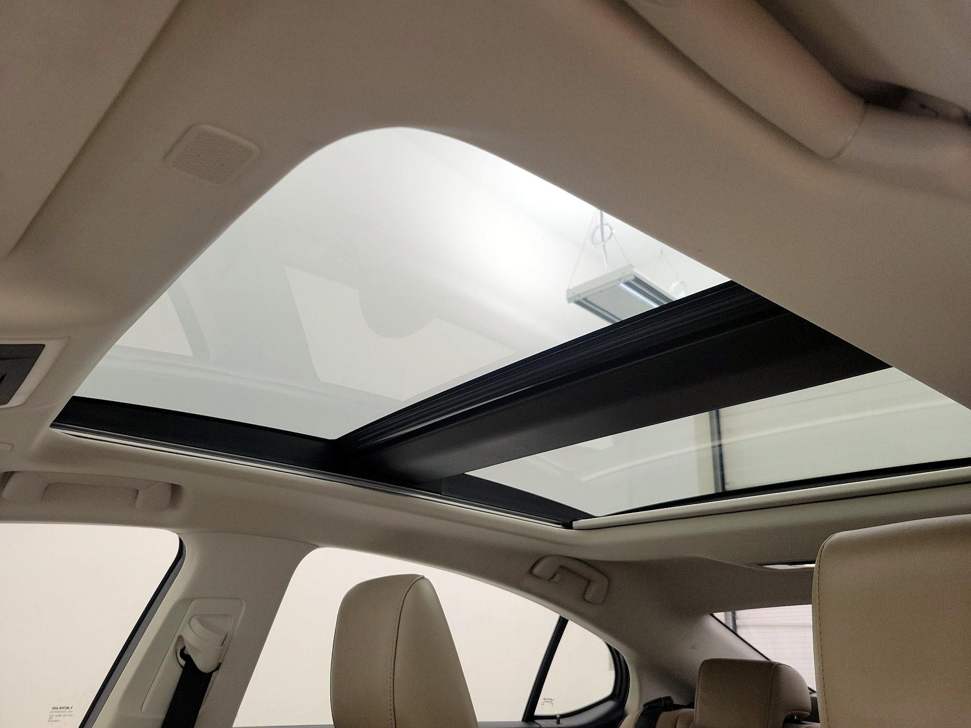 Thumbnail: 2019 Lexus ES - 20