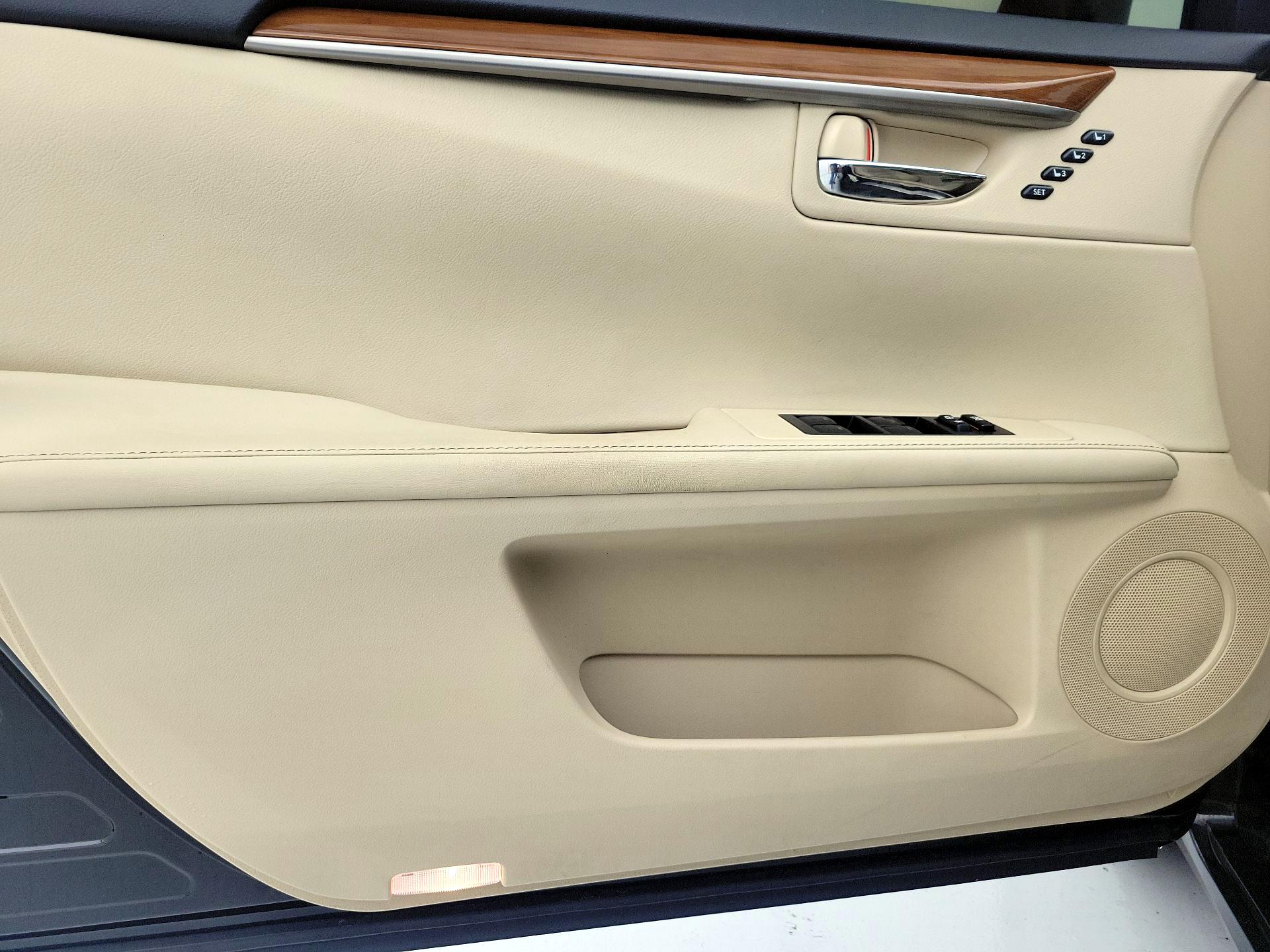 Thumbnail: 2015 Lexus ES - 12