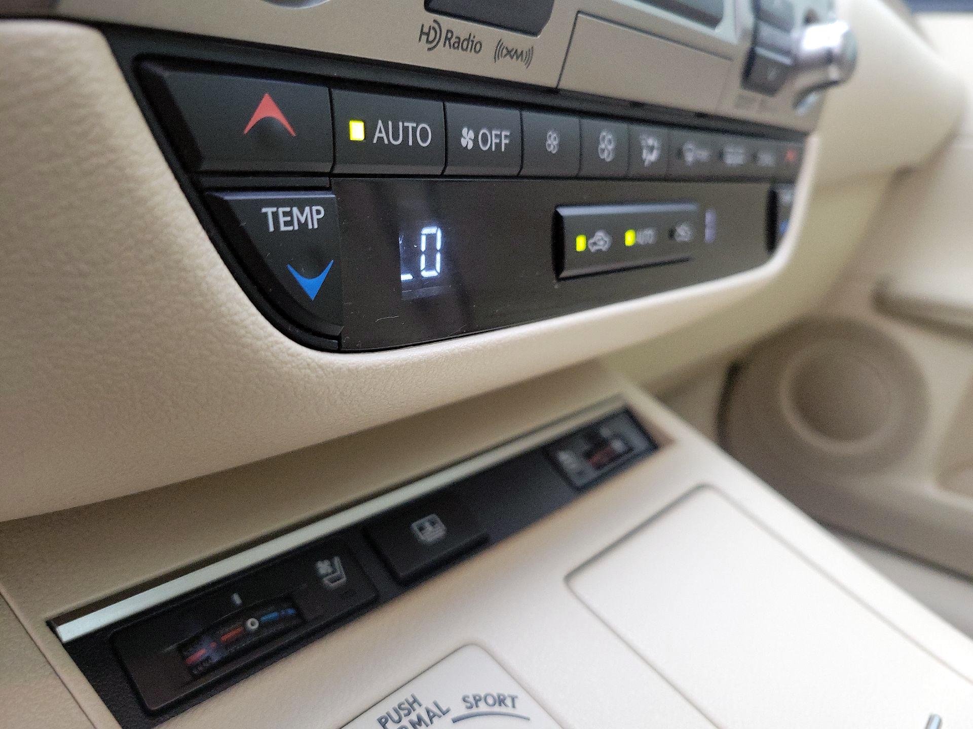 Thumbnail: 2015 Lexus ES - 17