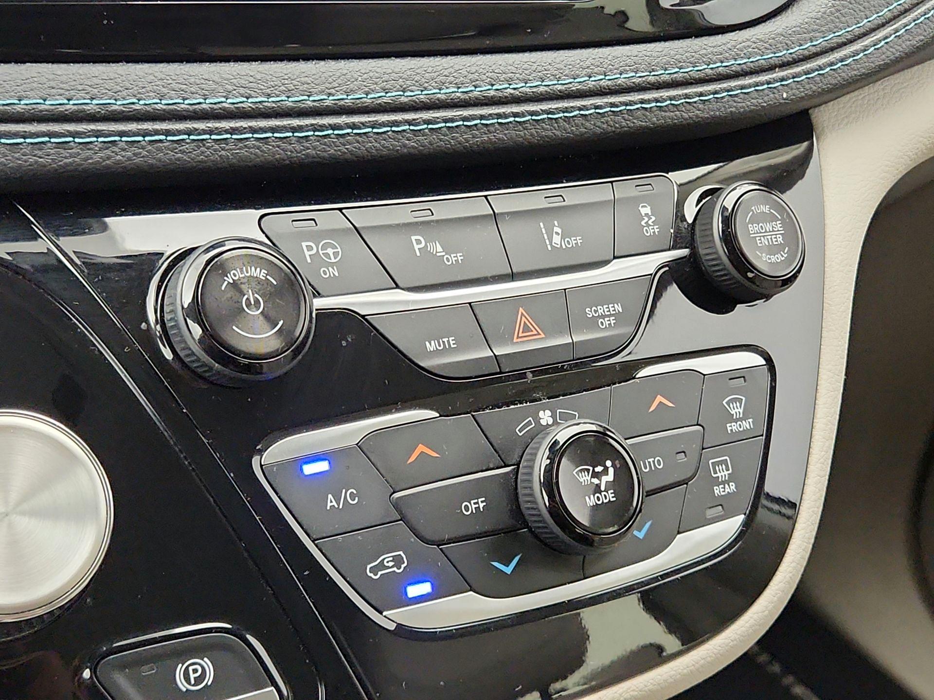 Thumbnail: 2018 Chrysler Pacifica - 17