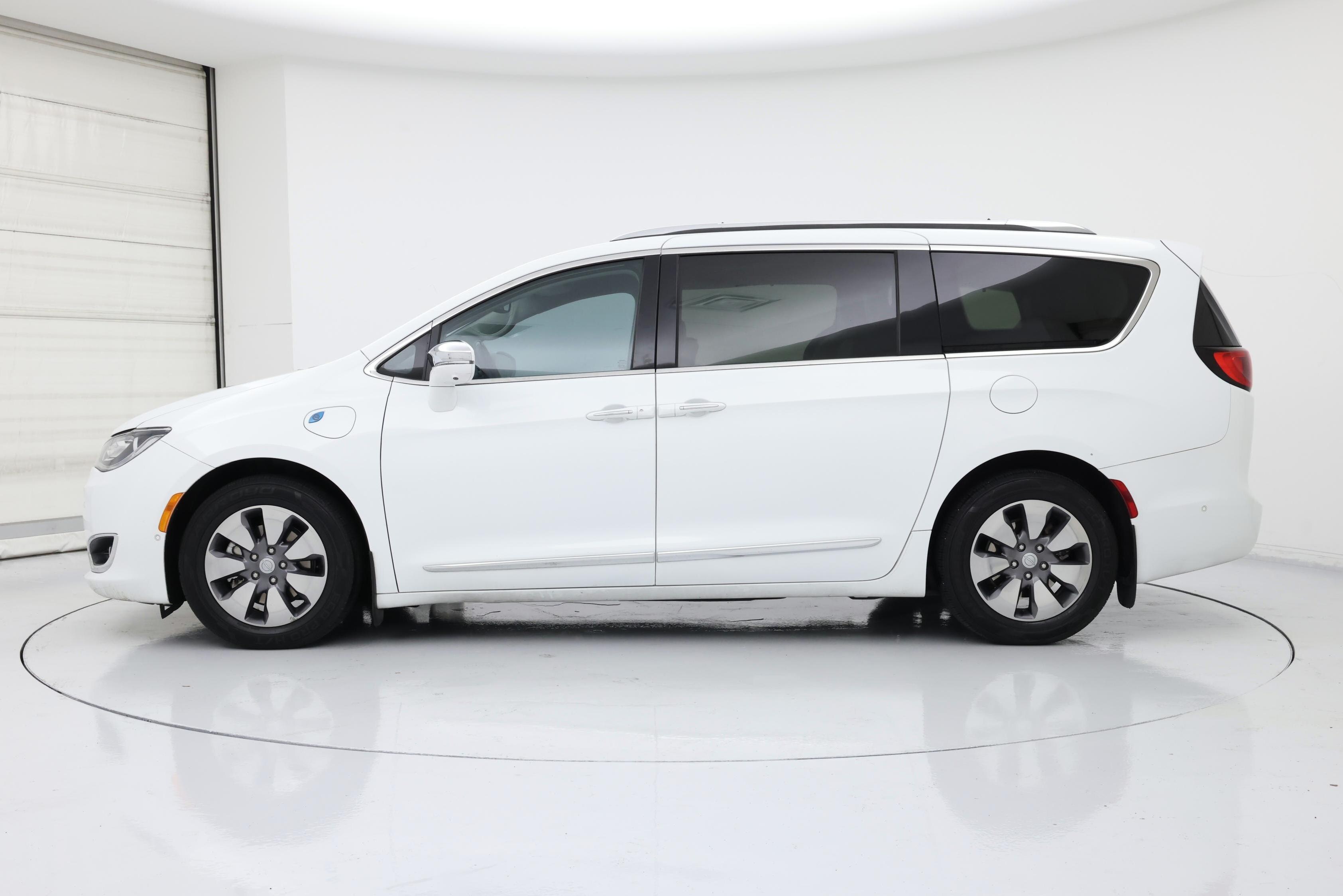 Thumbnail: 2018 Chrysler Pacifica - 3