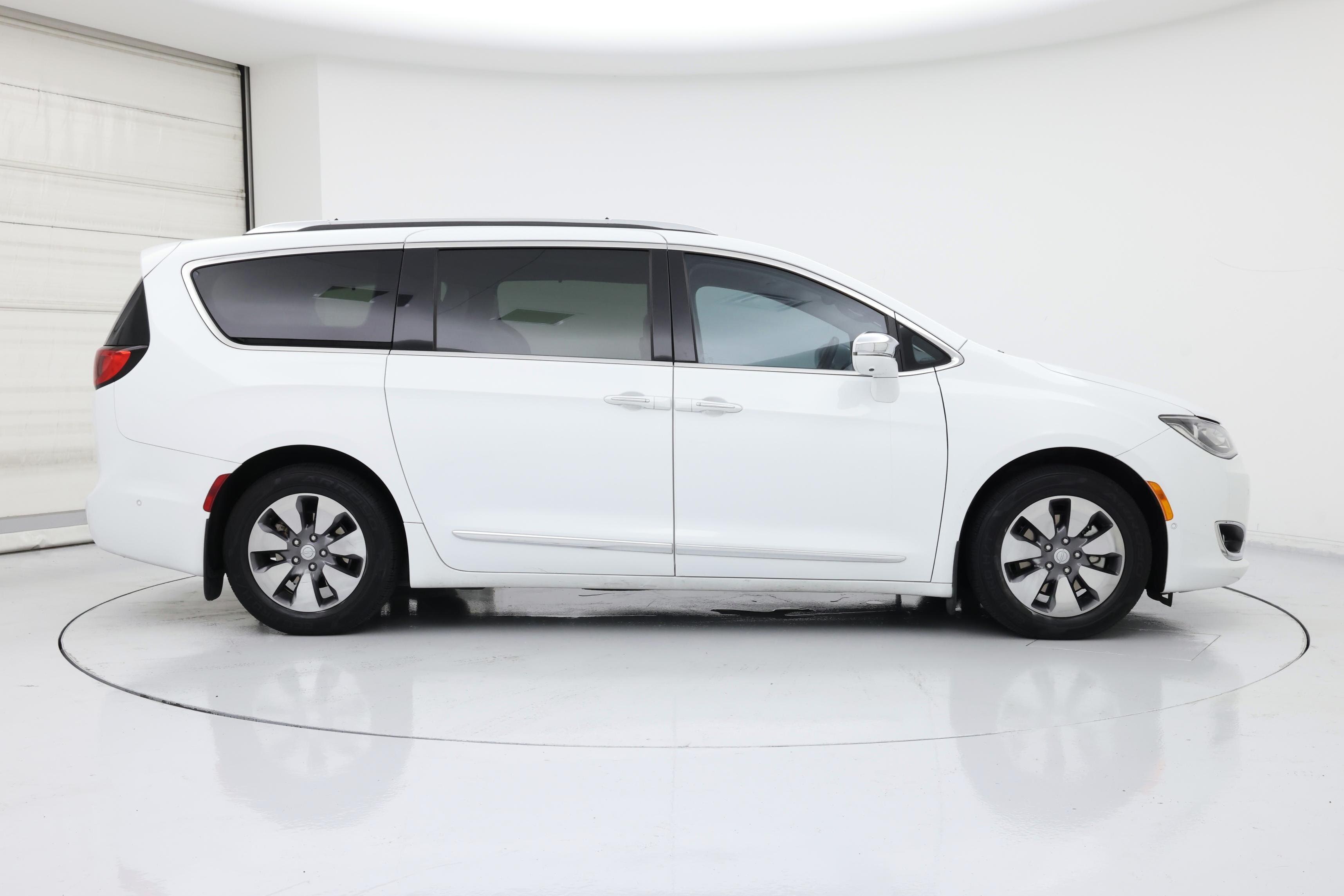 Thumbnail: 2018 Chrysler Pacifica - 7