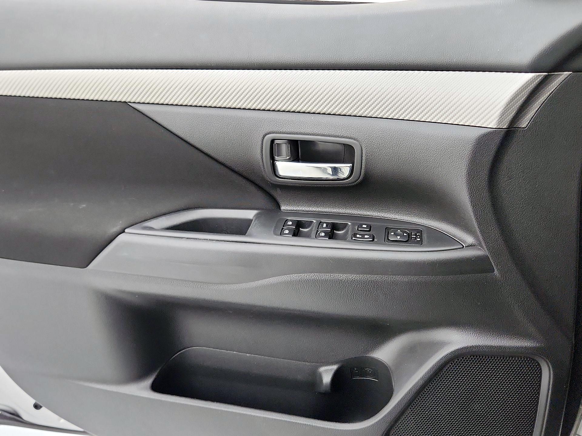 Thumbnail: 2018 Mitsubishi Outlander - 12