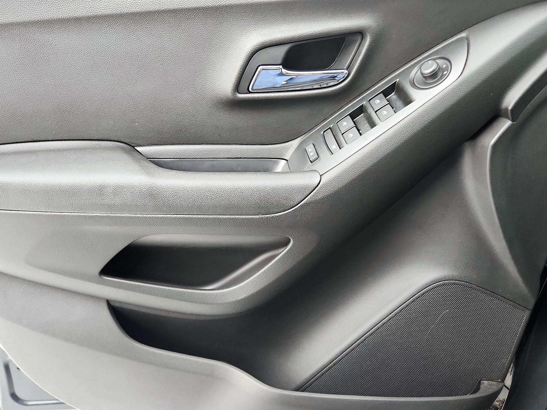 Thumbnail: 2017 Chevrolet Trax - 12