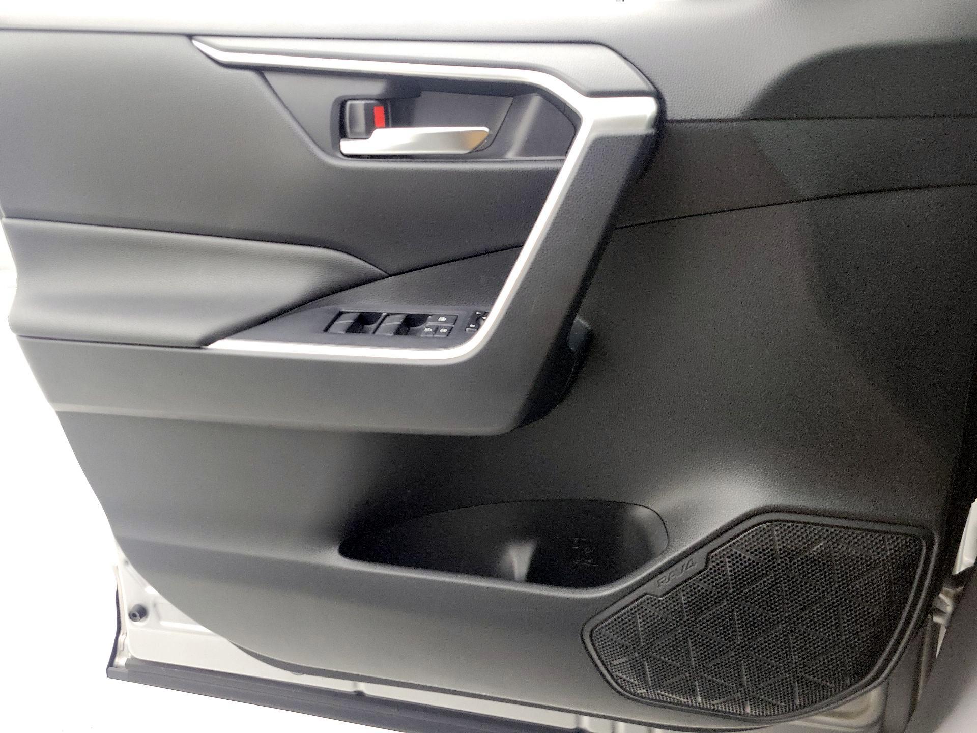 Thumbnail: 2019 Toyota RAV4 - 12