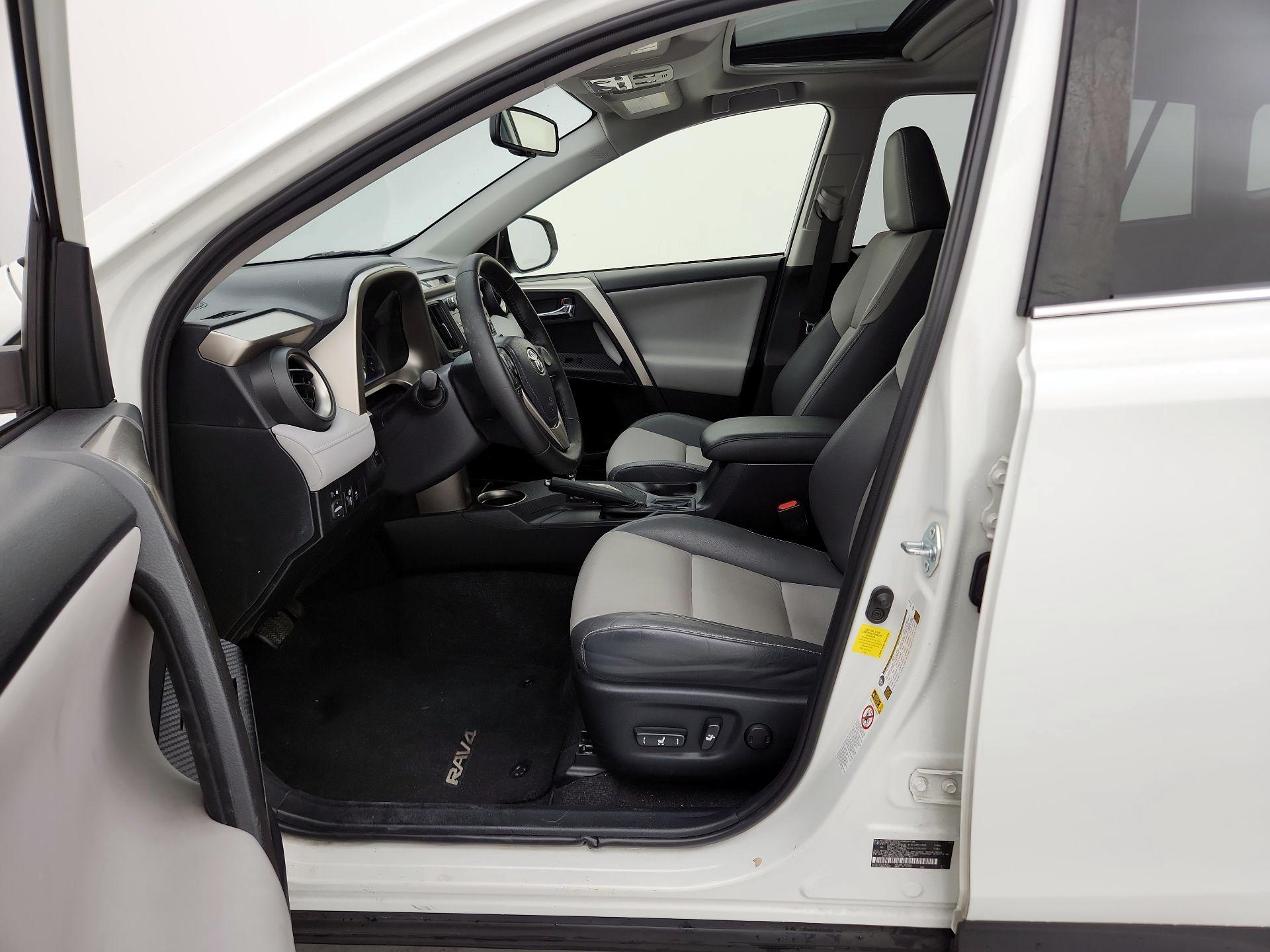 Thumbnail: 2015 Toyota RAV4 - 11