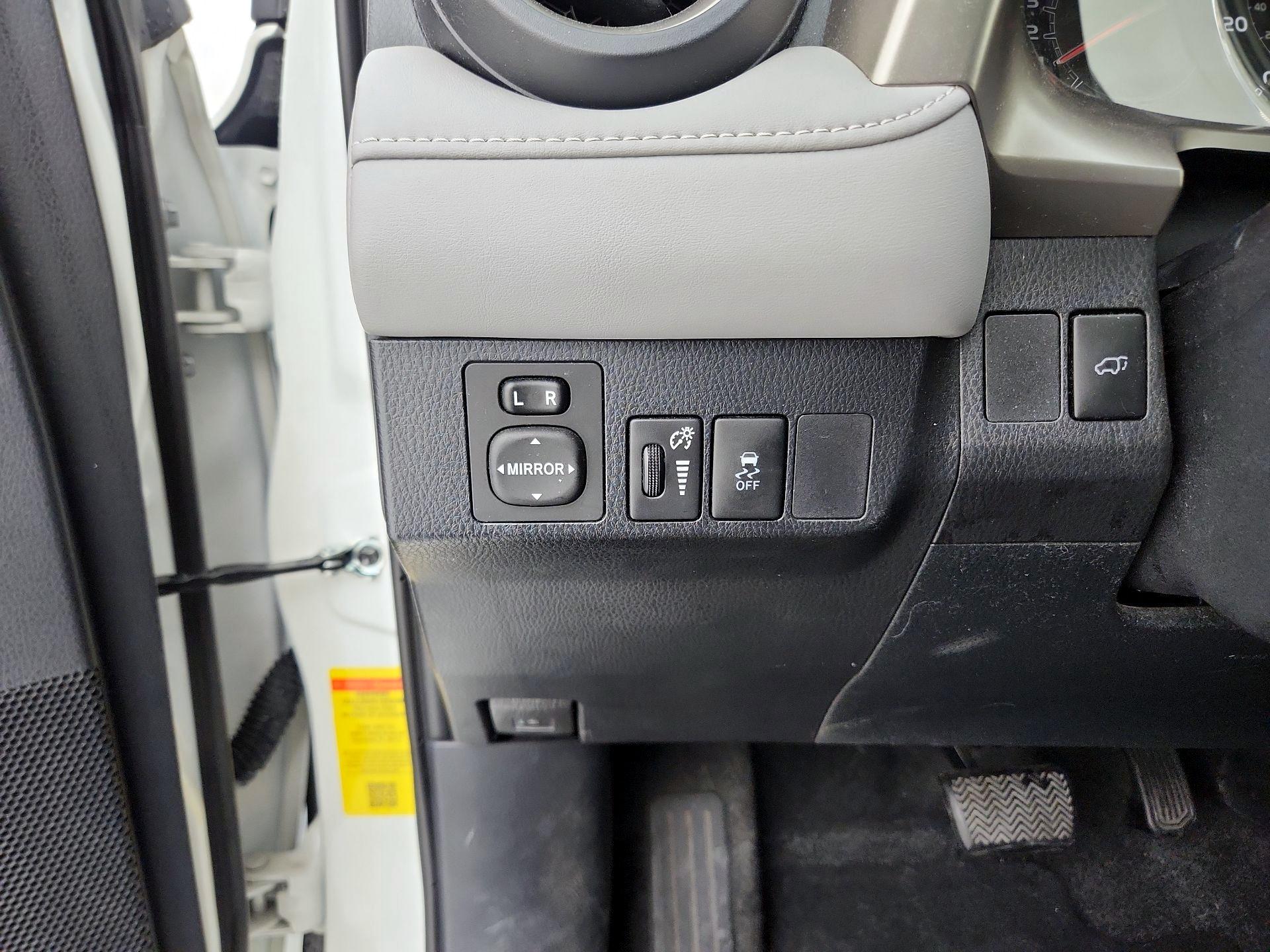 Thumbnail: 2015 Toyota RAV4 - 13