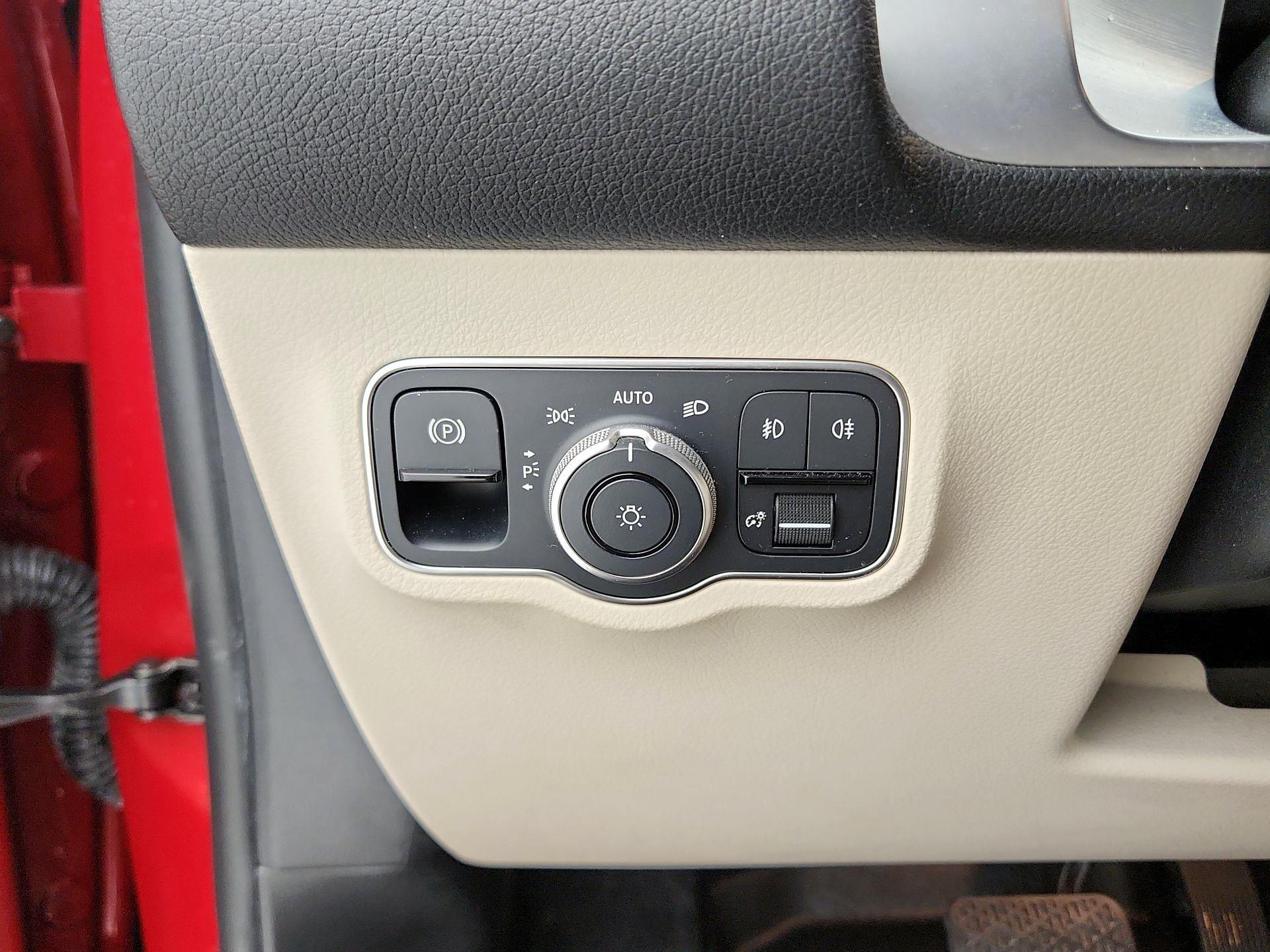 Thumbnail: 2022 Mercedes-Benz GLB - 13