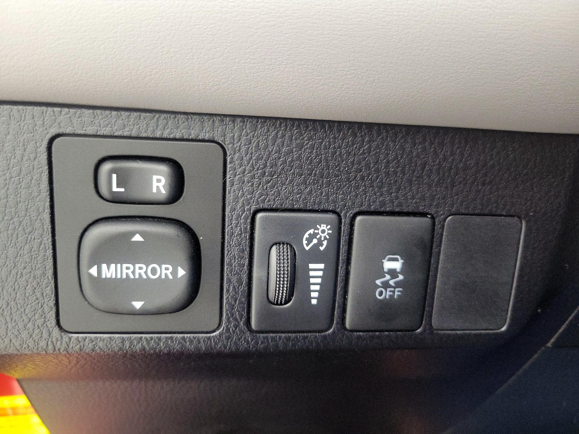 Thumbnail: 2015 Toyota RAV4 - 13