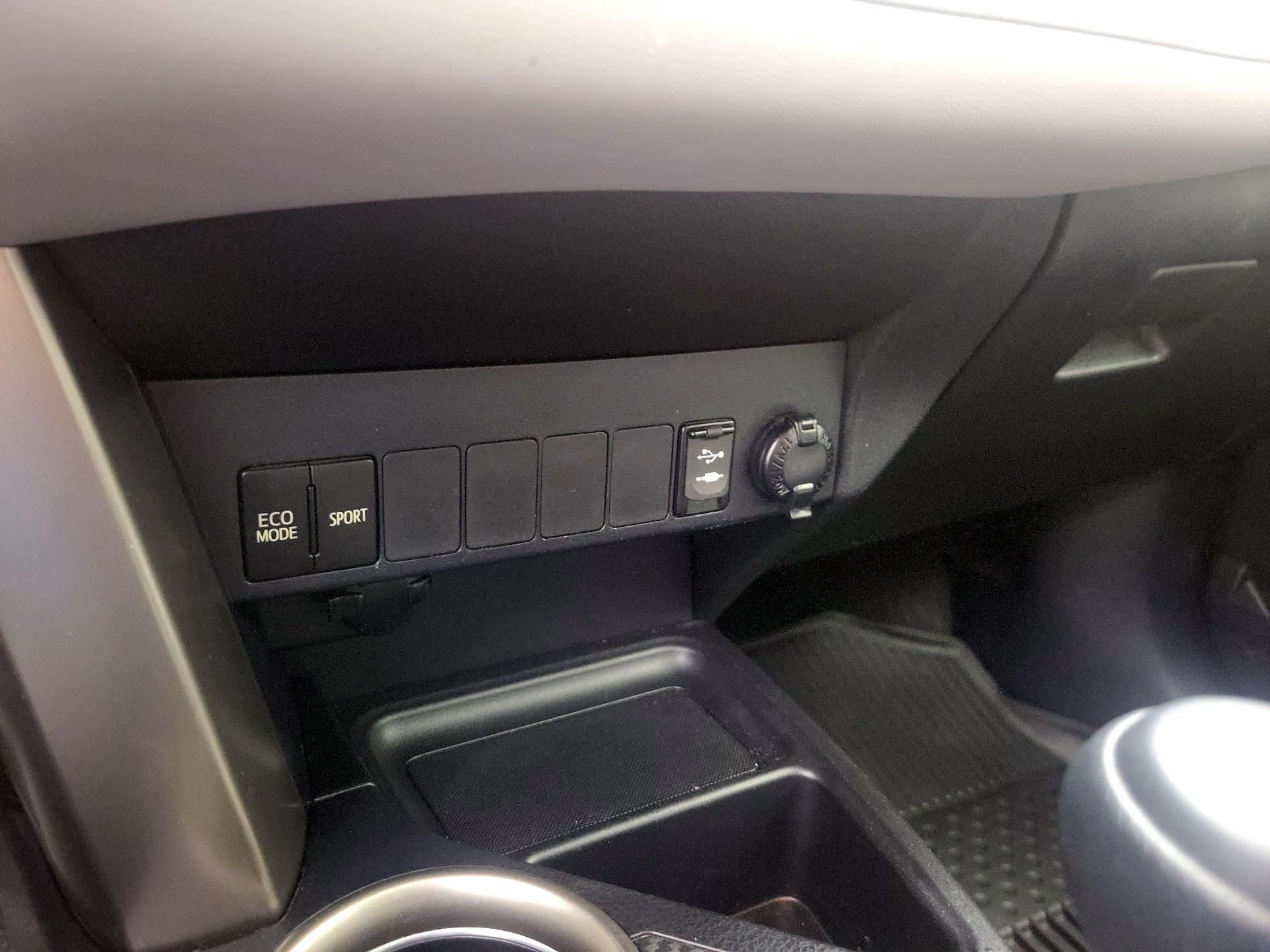 Thumbnail: 2015 Toyota RAV4 - 19