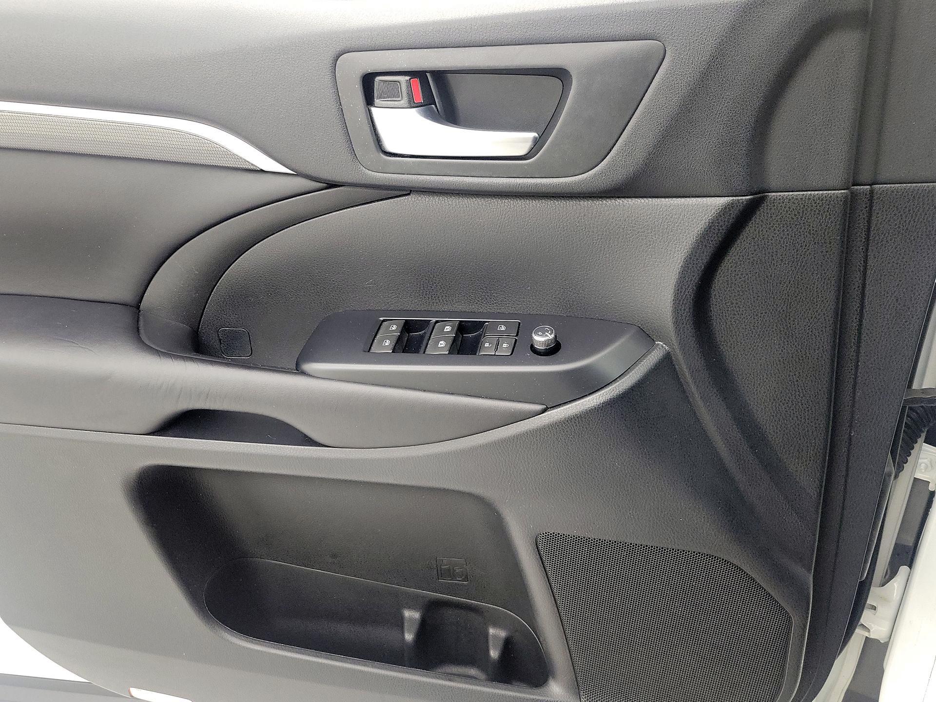 Thumbnail: 2019 Toyota Highlander - 12