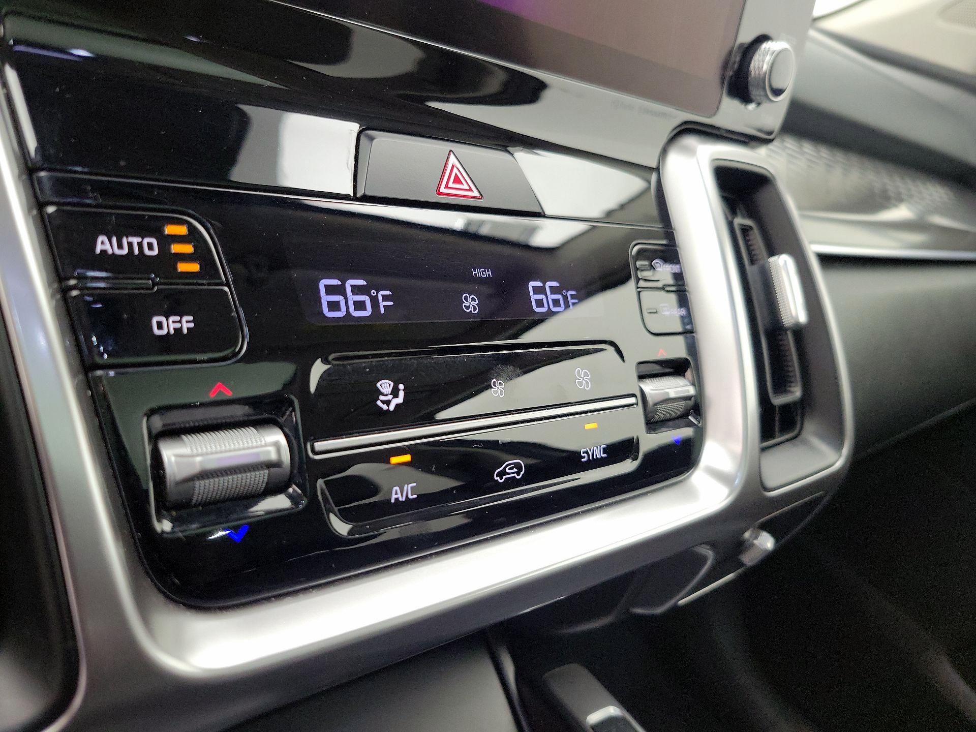 Thumbnail: 2023 Kia Sorento - 17